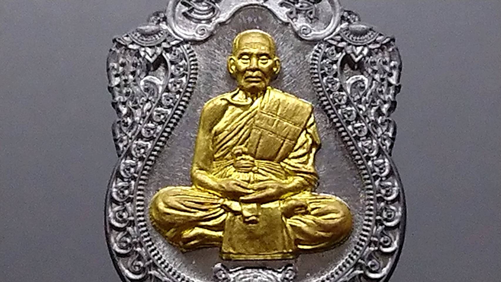 เหรียญเสมาเสือคาบดาบ รุ่น1 เนื้อตะกั่วหน้ากากทองทิพย์หลังเรียบ ตอก 9 รอบ ฝังตระกรุด หลวงพ่อพัฒน์ วัดห้วยด้วน โคท 871(SKU-03384)