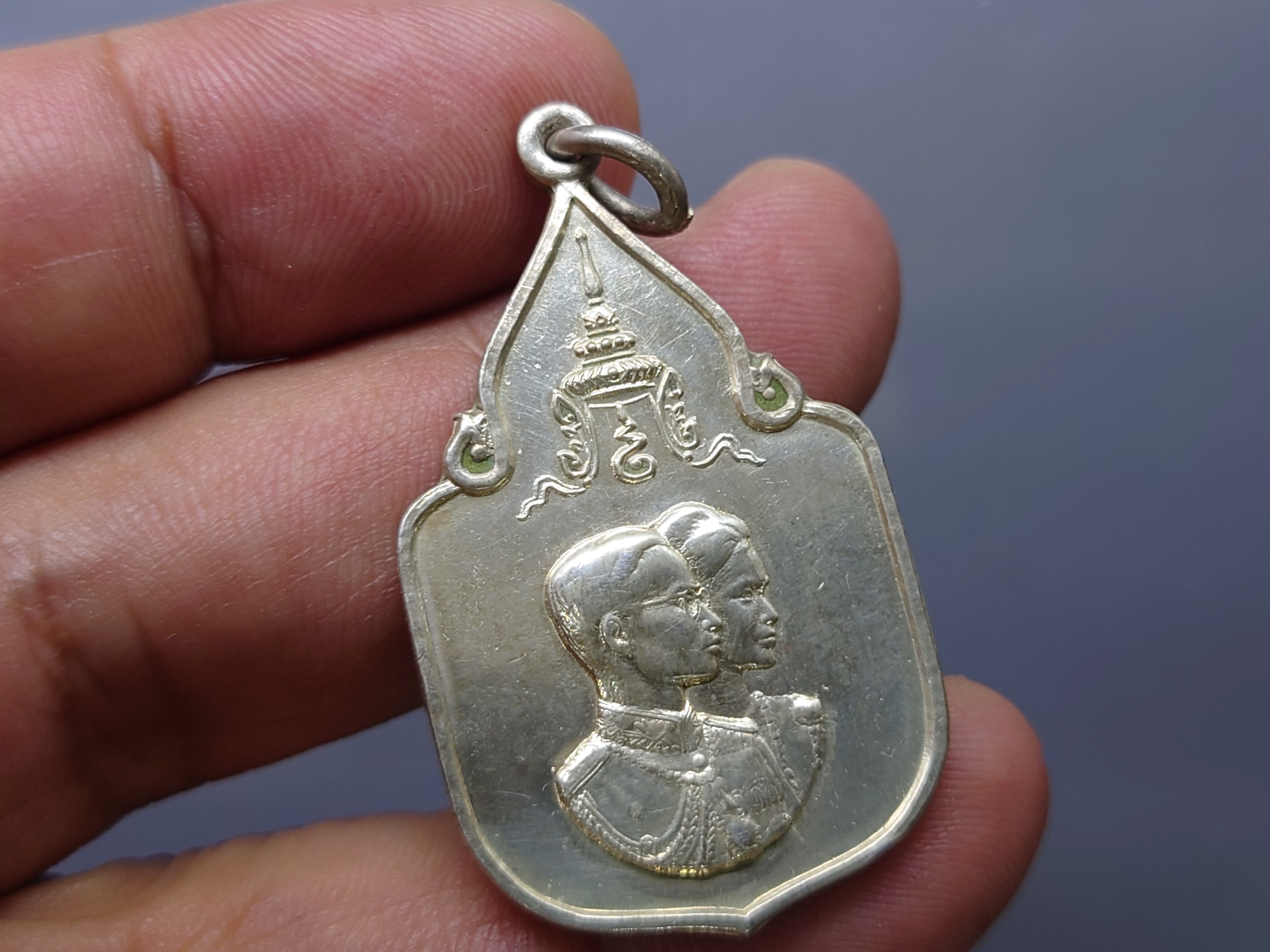 เหรียญที่ระลึกสมโภชน์ช้างเผือก 3 เชือก เพชรบุรี เนื้อเงิน พ.ศ.2521 พร้อมกล่องเดิม รับประกันแท้ หายาก