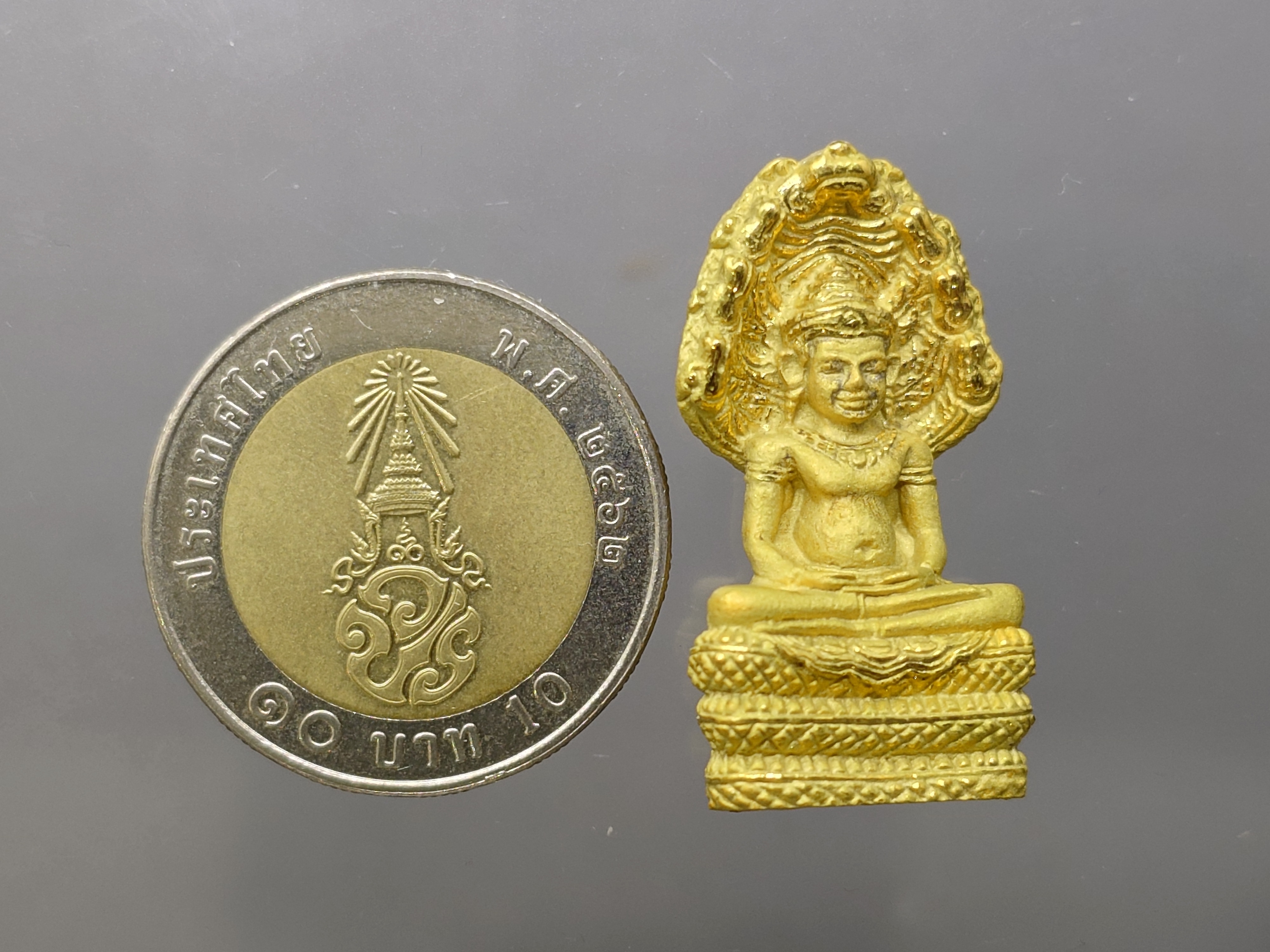 พระนาคปรก หลวงพ่อศิลา รุ่นมรดกโลก เนื้อเงินกาหลั่ยทอง พิมพ์ใหญ่ พุทธาภิเษก วัดบวรนิเวศวิหาร โดย สมเด็จพระสังฆราช ญสส เป็นประธานในพิธี ออกวัดทุ่งเสลี่ยม สุโขทัย ปี2540 กล่องเดิม