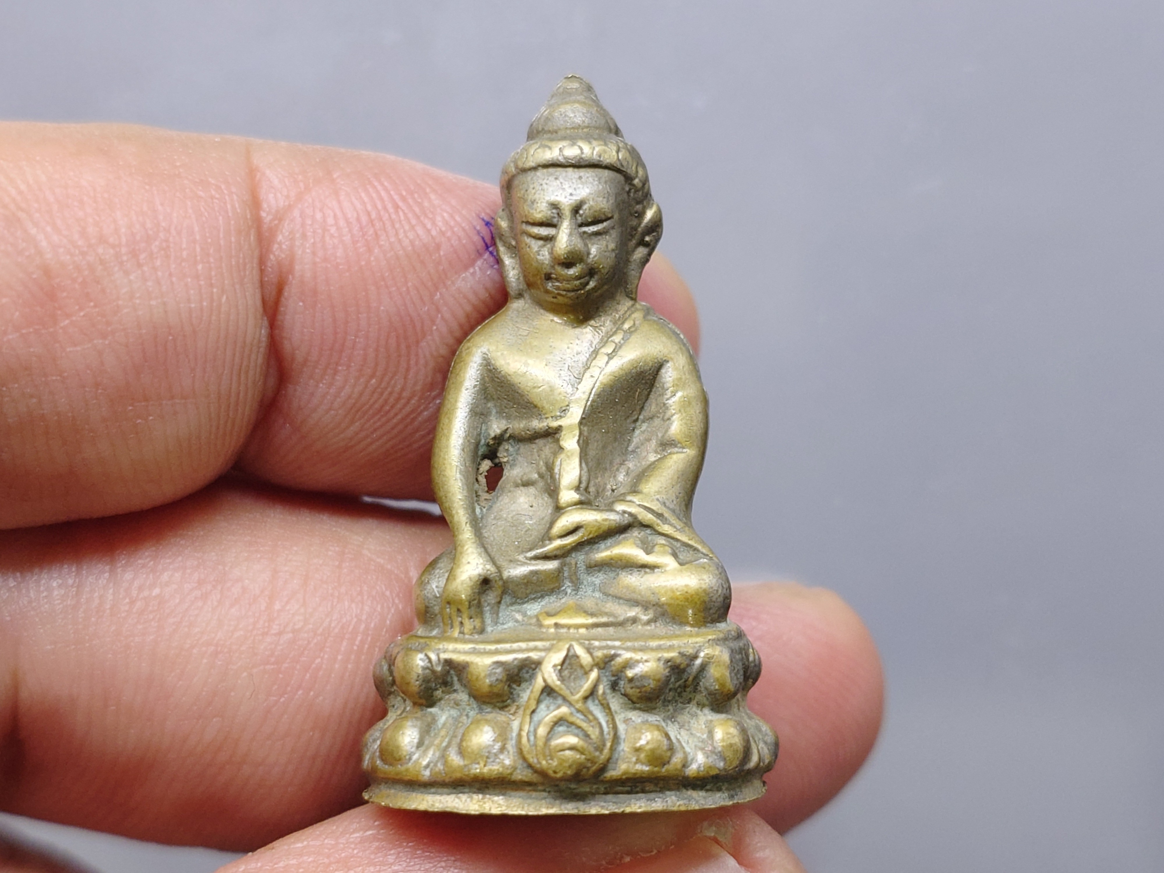 พระกริ่ง สว. สมเด็จย่า เนื้อสัมฤทธิ์ ขนาดสูง 3.5 ซ.ม.ในหลวงเสด็จเททอง วัดพระแก้ว จ.เชียงราย ปี2534 พร้อมตลับเดิม