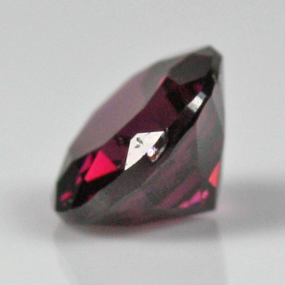 **ขายแล้ว**โกเมนสีม่วงแดงหรือโรโดไลท์ (Rhodolite Garnet) 1.10 กะรัต ม่วงแดงเข้ม รูปร่างดี