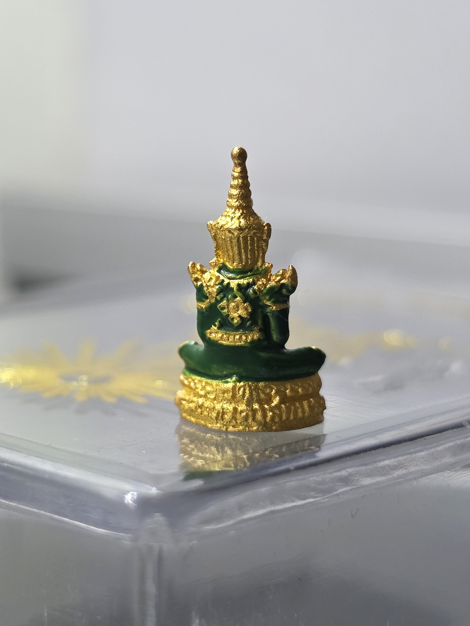 พระแก้วมรกต ทรงเครื่องฤดูร้อน เนื้อโลหะเคลือบสีเขียว เครื่องทรงชุบทอง (พิมพ์จิ๋ว 1.6 ซม.) สำนักพระราชวัง สร้าง พุทธาภิเษก ณ วัดพระศรีรัตนศาสดาราม พ.ศ.2547