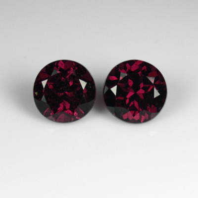 โกเมนสีม่วงเเดงหรือโรโดไลท์ (Rhodolite Garnet) น้ำหนักรวม 1.59 กะรัต ม่วงเเดงเข้ม เป็นคู่