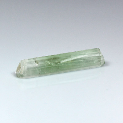 ผลึกทัวร์มาลีน (Tourmaline Crystal) 5.15 กะรัต สีเขียวอ่อน เป็นแท่งยาว