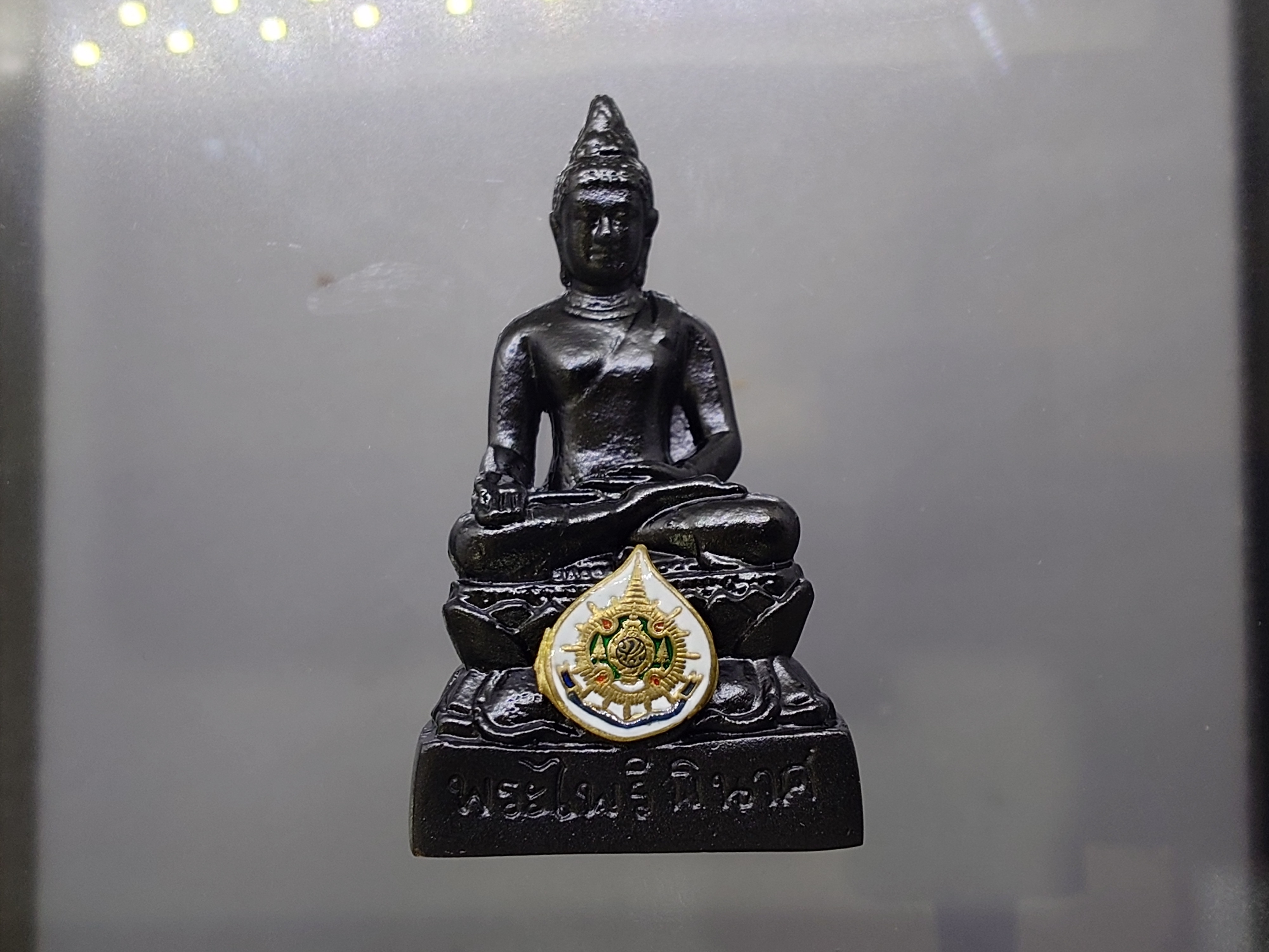 พระไพรีพินาศ ขนาดบูชา หน้าตัก 1.5 นิ้ว สูง 7 ซ.ม.เนื้อสัมฤทธิ์ รมดำ ที่ระลึก 72 พรรษา รัชกาลที่9 วัดบวรนิเวศวิหาร ปี2542 พร้อมกล่องเดิม