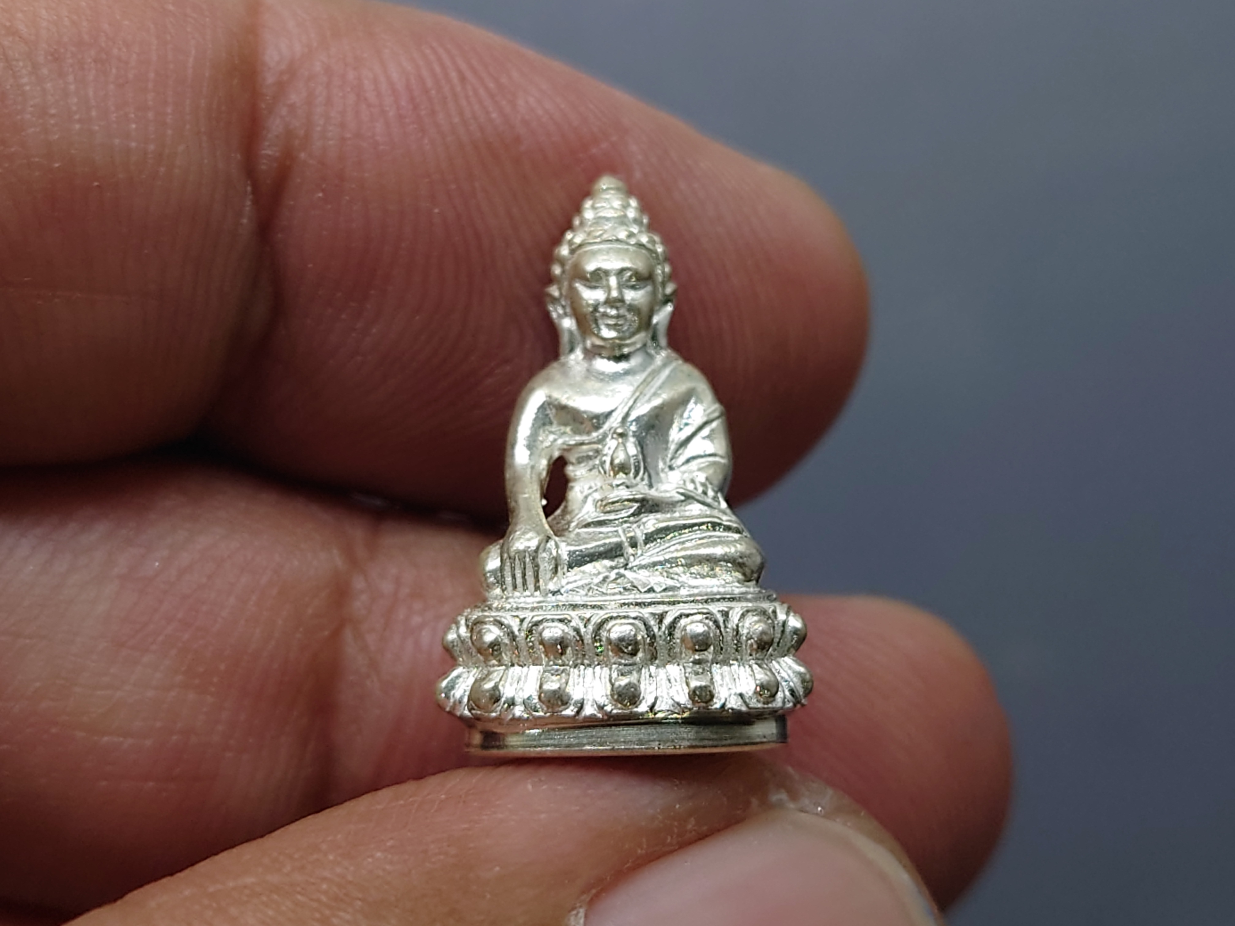 พระกริ่งญาณวเรศ (กริ่งปวเรศน้อย) ฐานบรรจุพระเกศาและจีวร เนื้อเงิน พิมพ์เล็ก สมเด็จพระญาณสังวรฯ ทรงเจริญพรรษา 100 ปี วัดบวรนิเวศวิหาร ปี2556 พร้อมกล่องเดิม ใบรับรอง