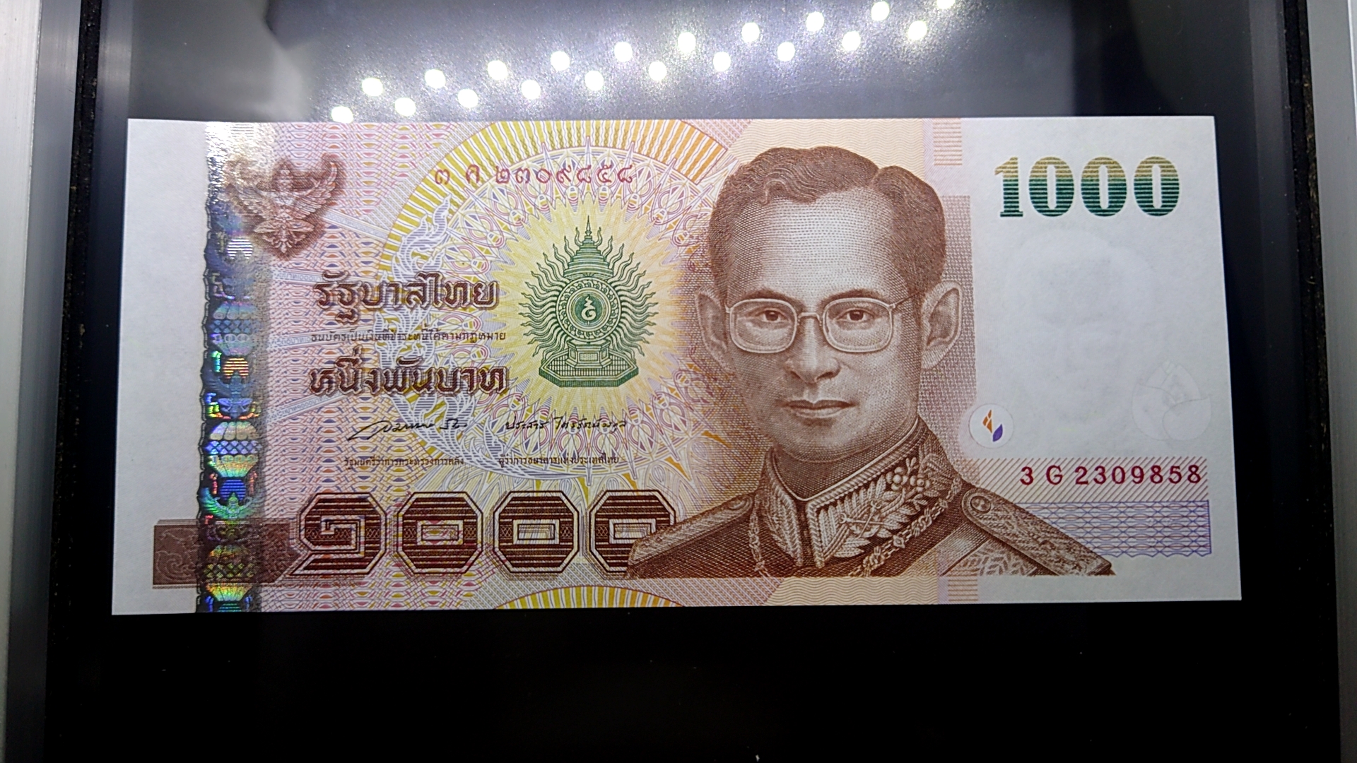 ธนบัตร 1000 บาท แบบ 15 รุ่น 2 มีฟอยล์ (เขื่อนน้ำตาล) ธนบัตรหมุนเวียน สมัยรัชกาลที่9 ปี2548 ไม่ผ่านใช้