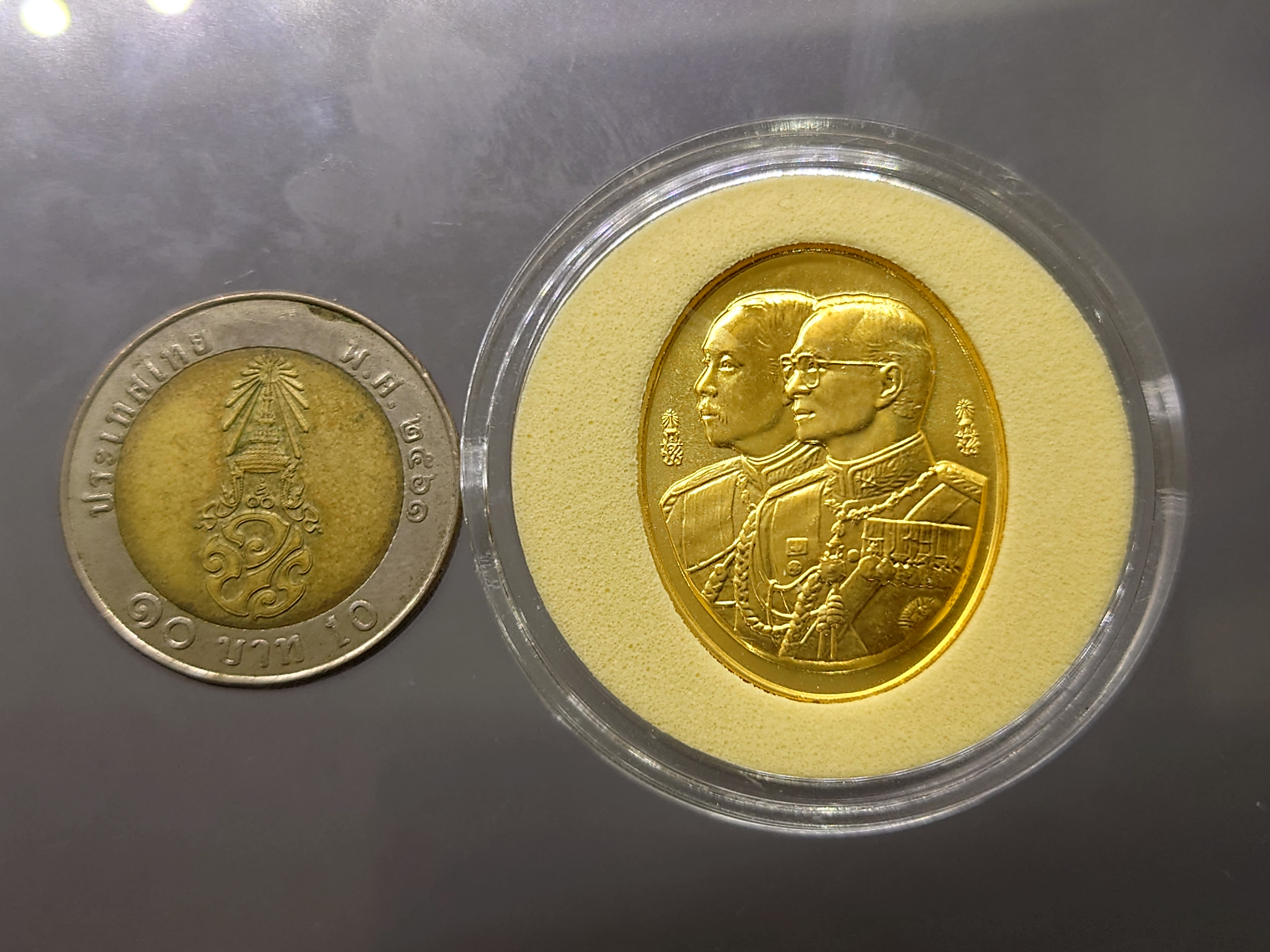 เหรียญที่ระลึก 100 ปี โรงเรียนนายร้อยตำรวจ เนื้อทองแดงชุบทองคำ ปี2545 พร้อมตลับ