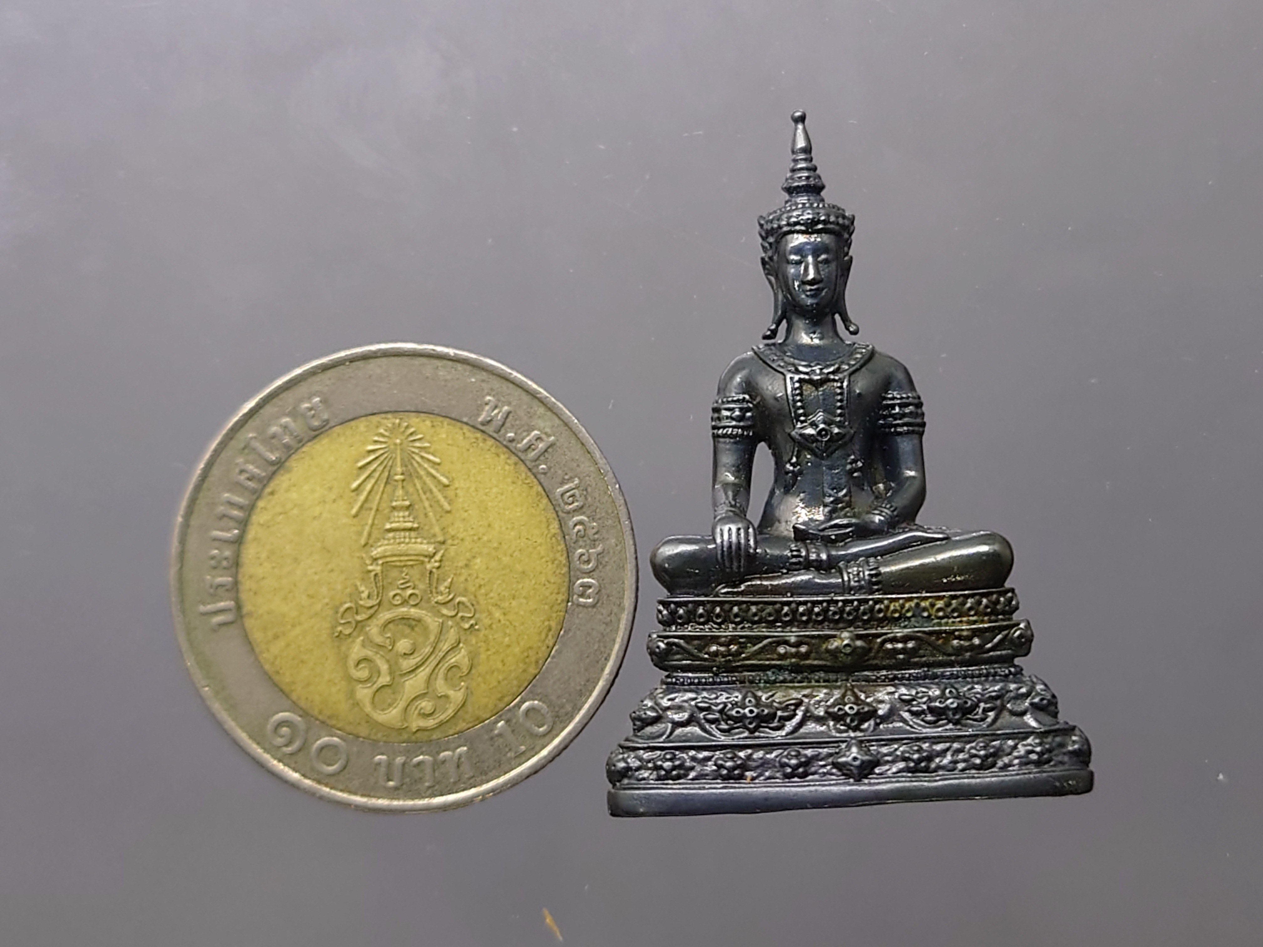 พระกริ่งพุทธมหาบารมีนุภาพพิสุทธิ์ อนุตตรสังคามวิชัย เนื้อเมฆสิทธิ์ ผลงานศิลปินแห่งชาติ อ.จักรพันธุ์ โปรษยกฤต ปี2553 พร้อมกล่องเดิม หายาก