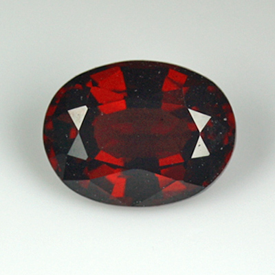 โกเมนสีแดงหรือโรโดไลท์ (Rhodolite Garnet) 1.53 กะรัต รูปร่างไข่