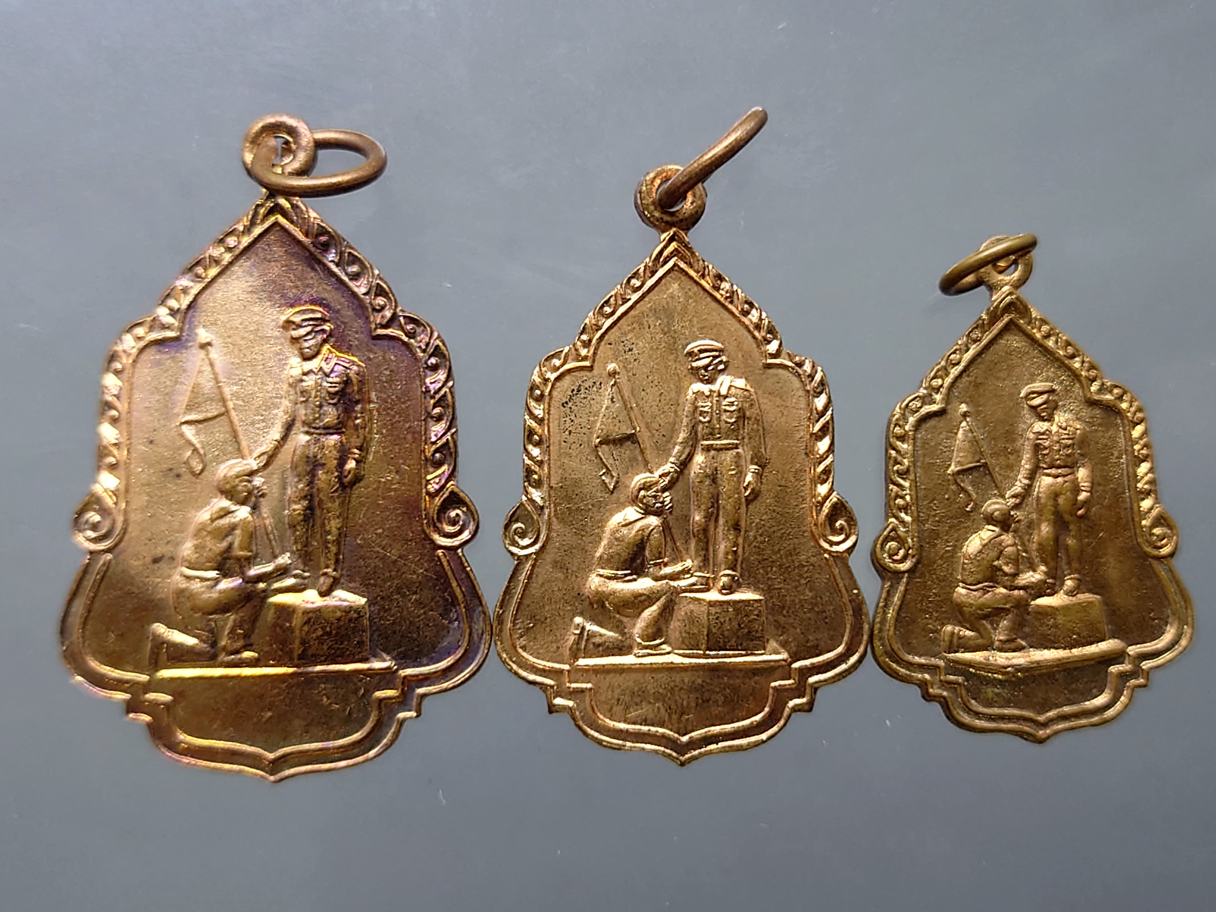 เหรียญในหลวงเชิญธง (ชุด 3 พิมพ์ 3 ขนาด)ที่ระลึกประดิษฐานอนุสาวรีย์ วัดโคกเมรุ จ.นครศรีธรรมราช ฉลองรัตนโกสินทร์ 200 ปี พ.ศ.2525