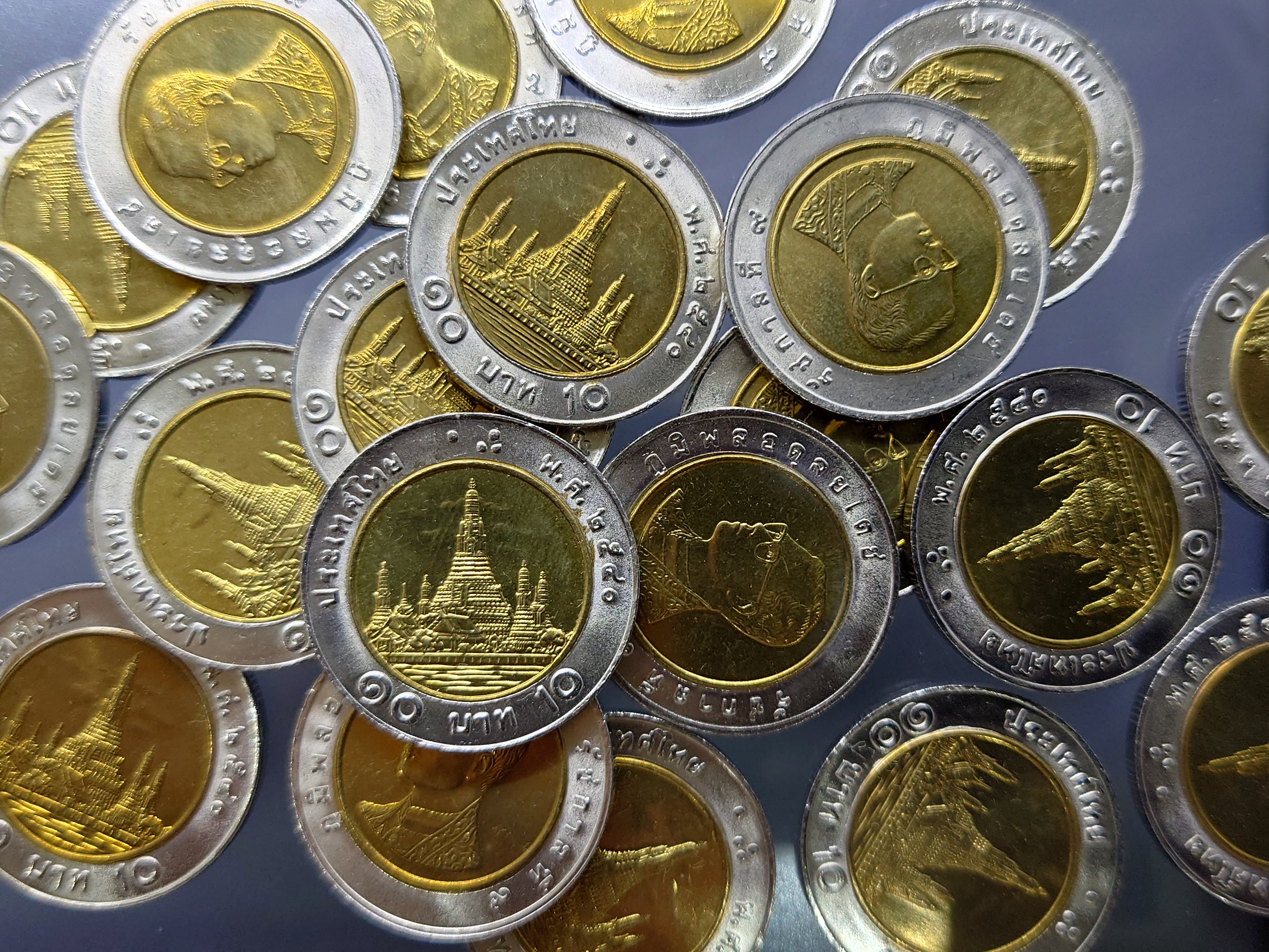 เหรียญ 10 บาท หมุนเวียน (โลหะสองสี) พ.ศ.2540 ตัวติดลำดับ9 ใม่ผ่านใช้