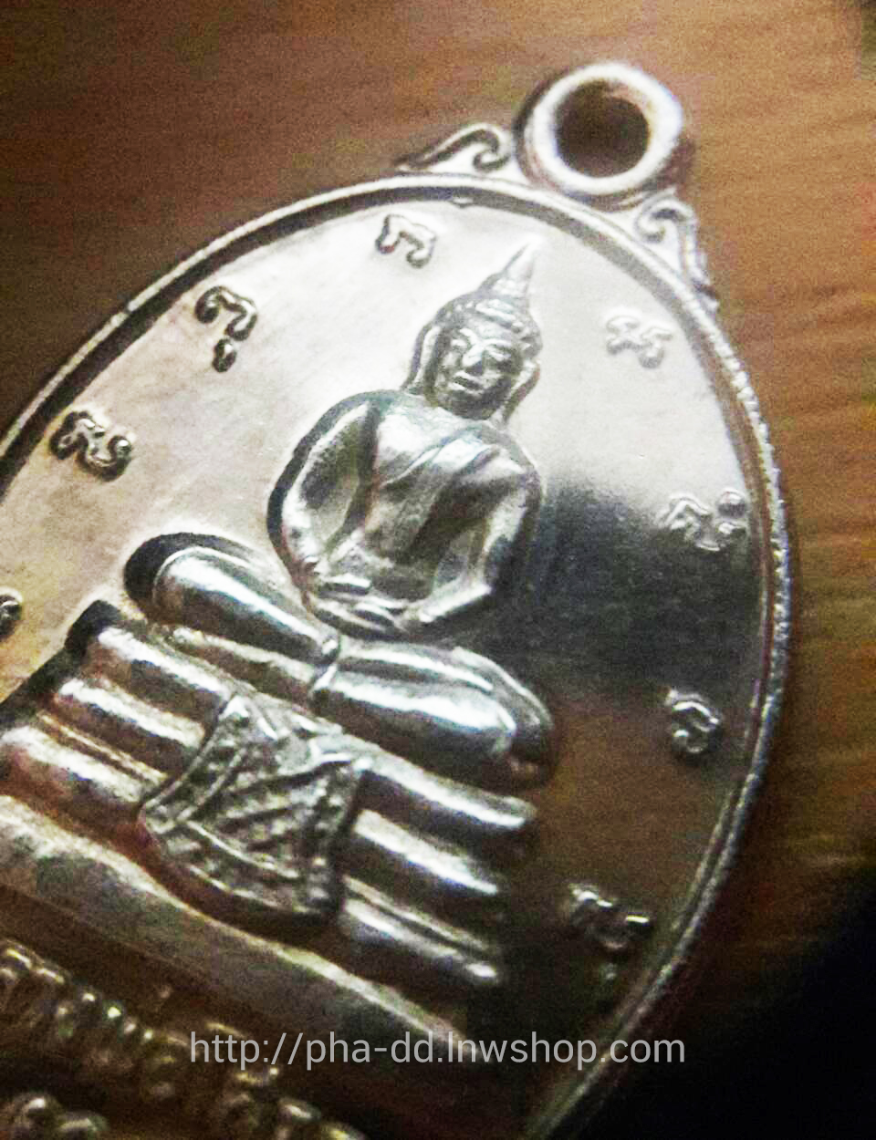 เหรียญหลวงพ่อโสธรที่ระลึกสร้างพระอุโบสถ ด้านหน้าตัวย่อพุทธคุณ 9 ประการ หลัง ภ.ป.ร. ปี 33 เนื้อเงิน