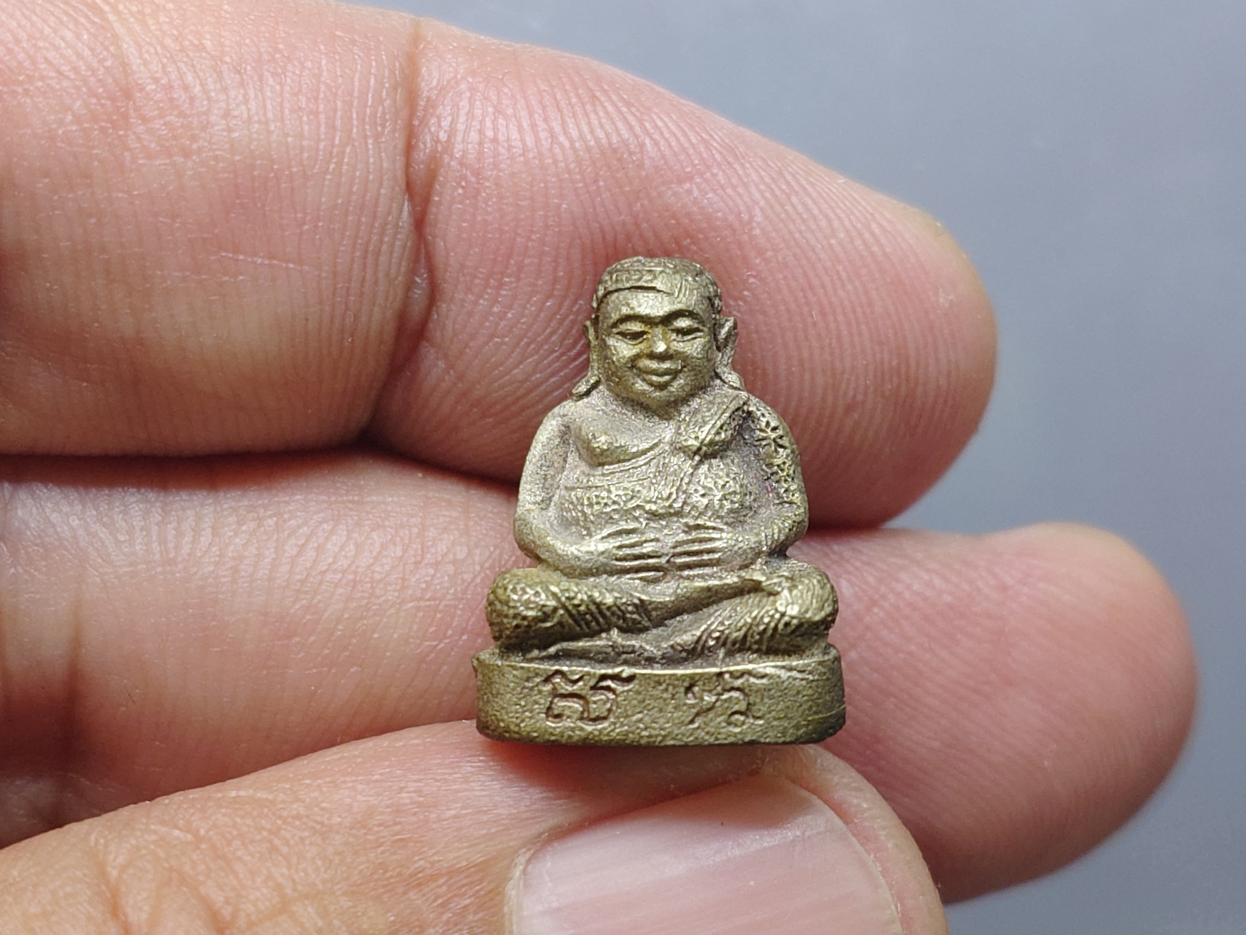 พระสังกัจจายย์ สก 5 รอบ สมเด็จพระบรมราชินีนาถ เนื้อนวะแก่เงิน ขนาดสูง 17 มิล ปี2535 พร้อมตลับเดิม ไม่มีฝา