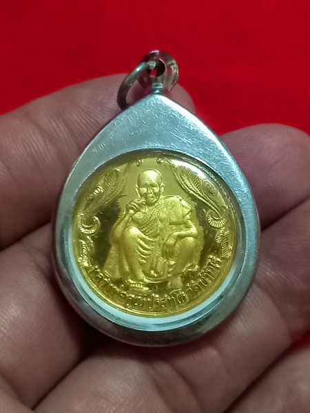 หลวงพ่อคูณ วัดบ้านไร่ พรปีใหม่ ปี2537 ซื้อง่าย ขายดี มีกำไร อย่าได้ขาดทุน เนื้อกะไหล่ทองสวย + กรอบสแตนเลส