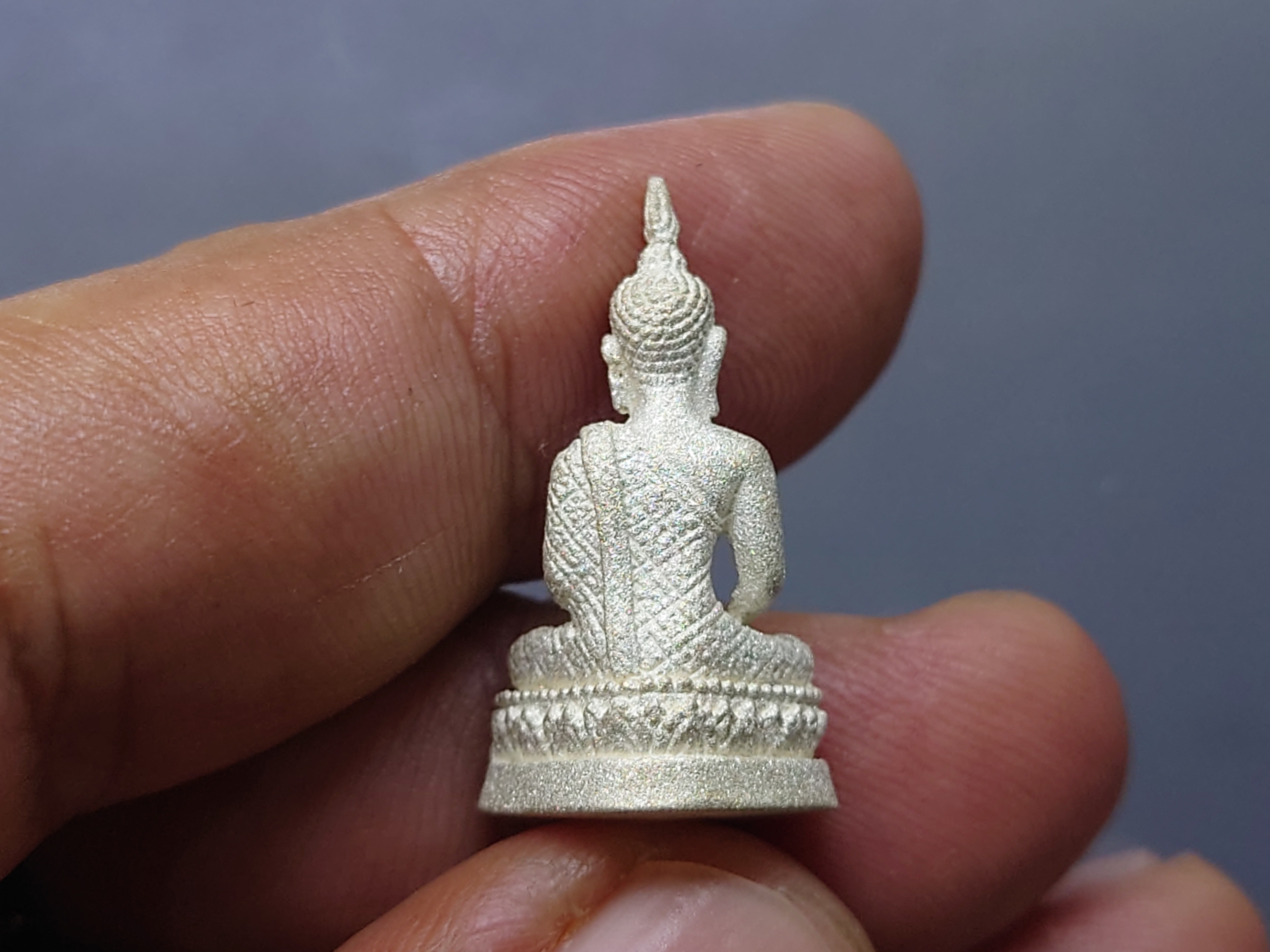 พระแก้วมรกต สธ.ทรงฤดูฝน ลอยองค์ เนื้อเงินพ่นทราย สมเด็จพระเทพฯจัดสร้าง วัดบวรนิเวศวิหาร ปี 2538 พร้อมกล่องเดิม รับประกันแท้