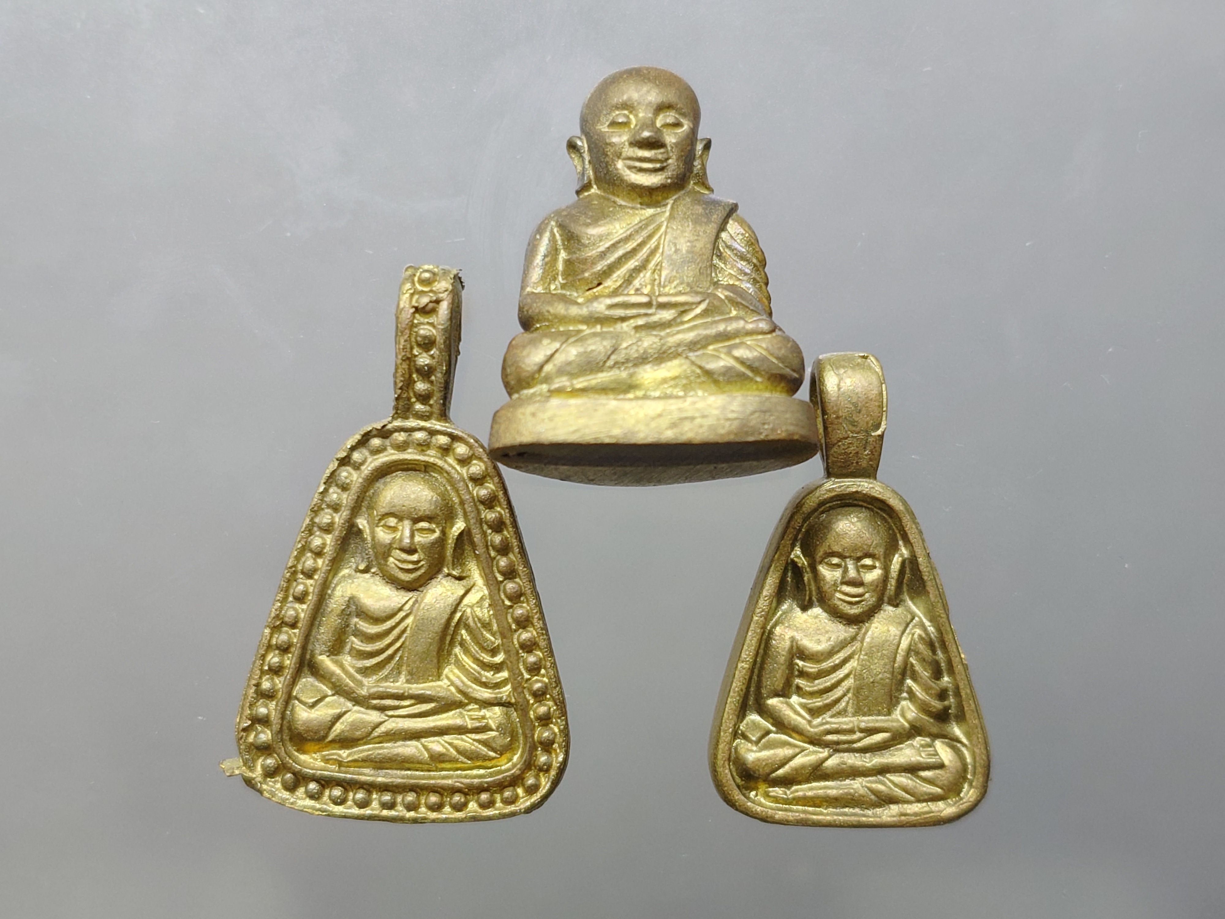 หลวงพ่อเงิน วัดบางคลาน (ชุด 3 องค์ ปี45) รุ่นเมตตา บารมี เนื้อทองเหลือง มหาพุทธาภิเษก ณ มณฑลพิธีอุโบสถ วัดหิรัญญาราม พ.ศ.2545 พร้อมตลับเดิม