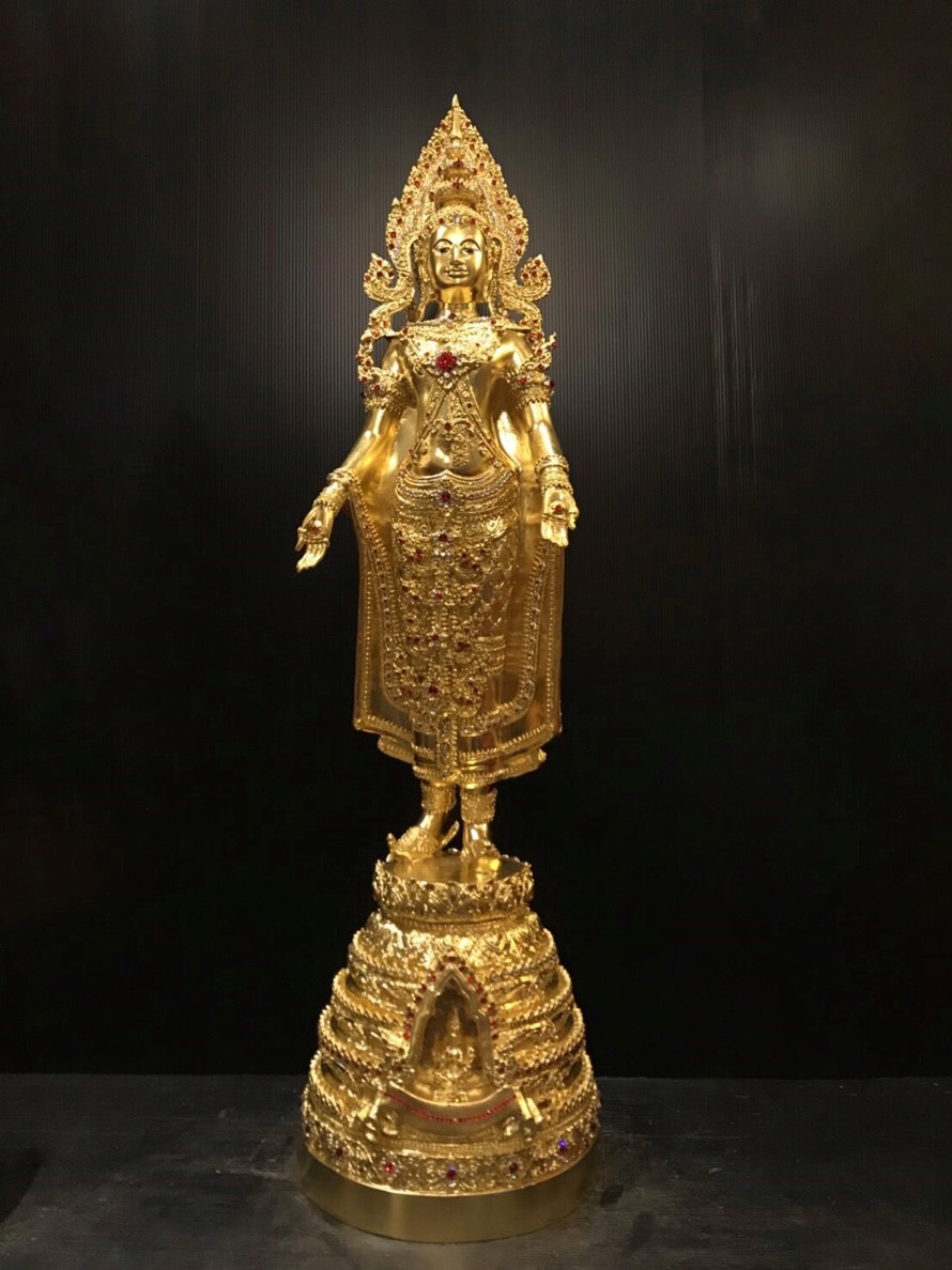 พระพุทธมหาจักรพรรดิ ปางเปิดโลก สูง 32 นิ้ว ปิดทอง ติดคริสตัล วัดกษัตราธิราชวรวิหาร จ.อยุธยา