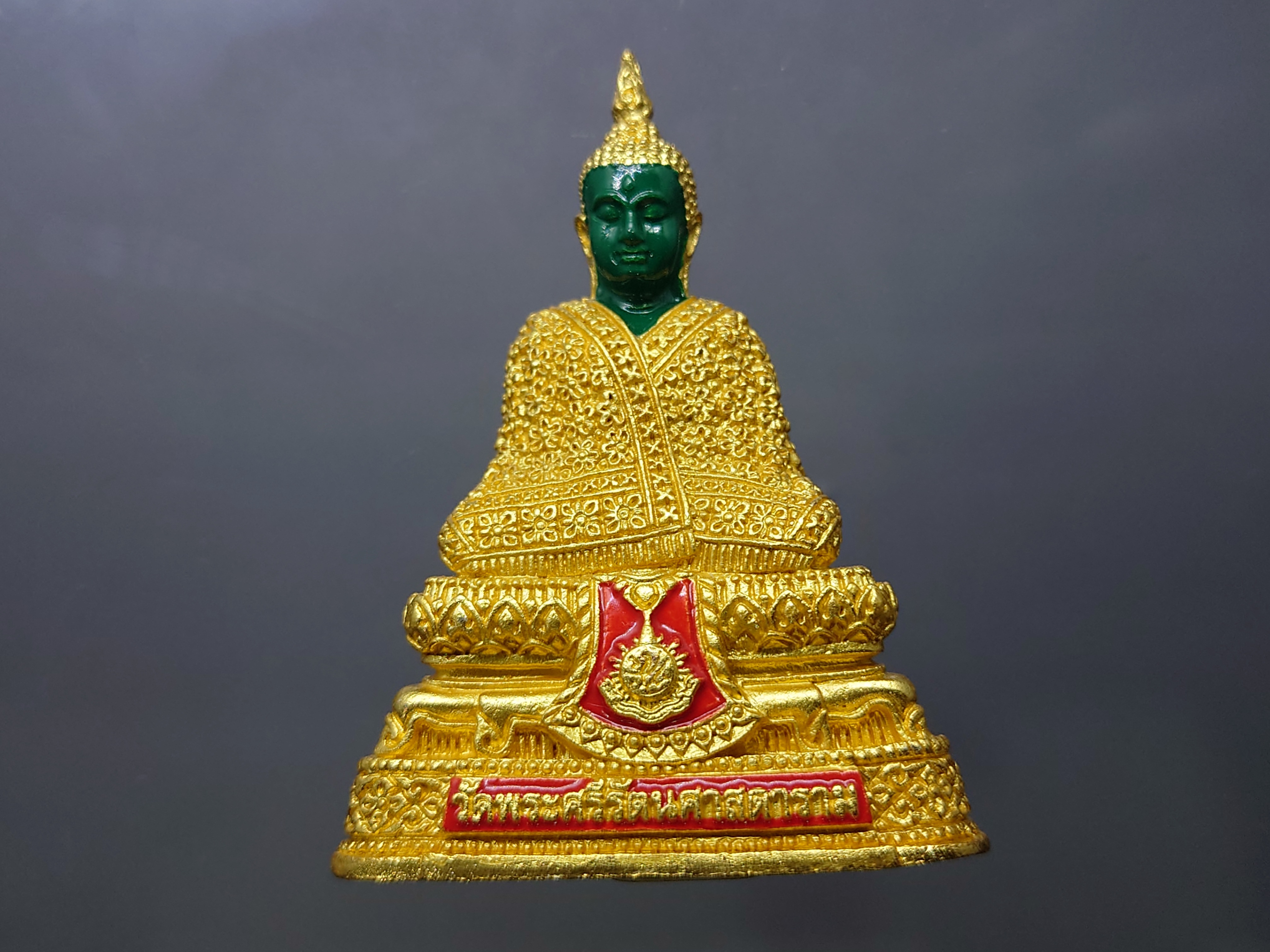 พระแก้วมรกต ทรงฤดูหนาว (ขนาดสูง 6.3 เซน) เนื้อโลหะเคลือบสีเขียว เครื่องทรงชุบทอง สำนักพระราชวัง สร้าง พุทธาภิเษก ณ วัดพระศรีรัตนศาสดาราม พ.ศ.2547 ซีลเดิม รับประกันแท้