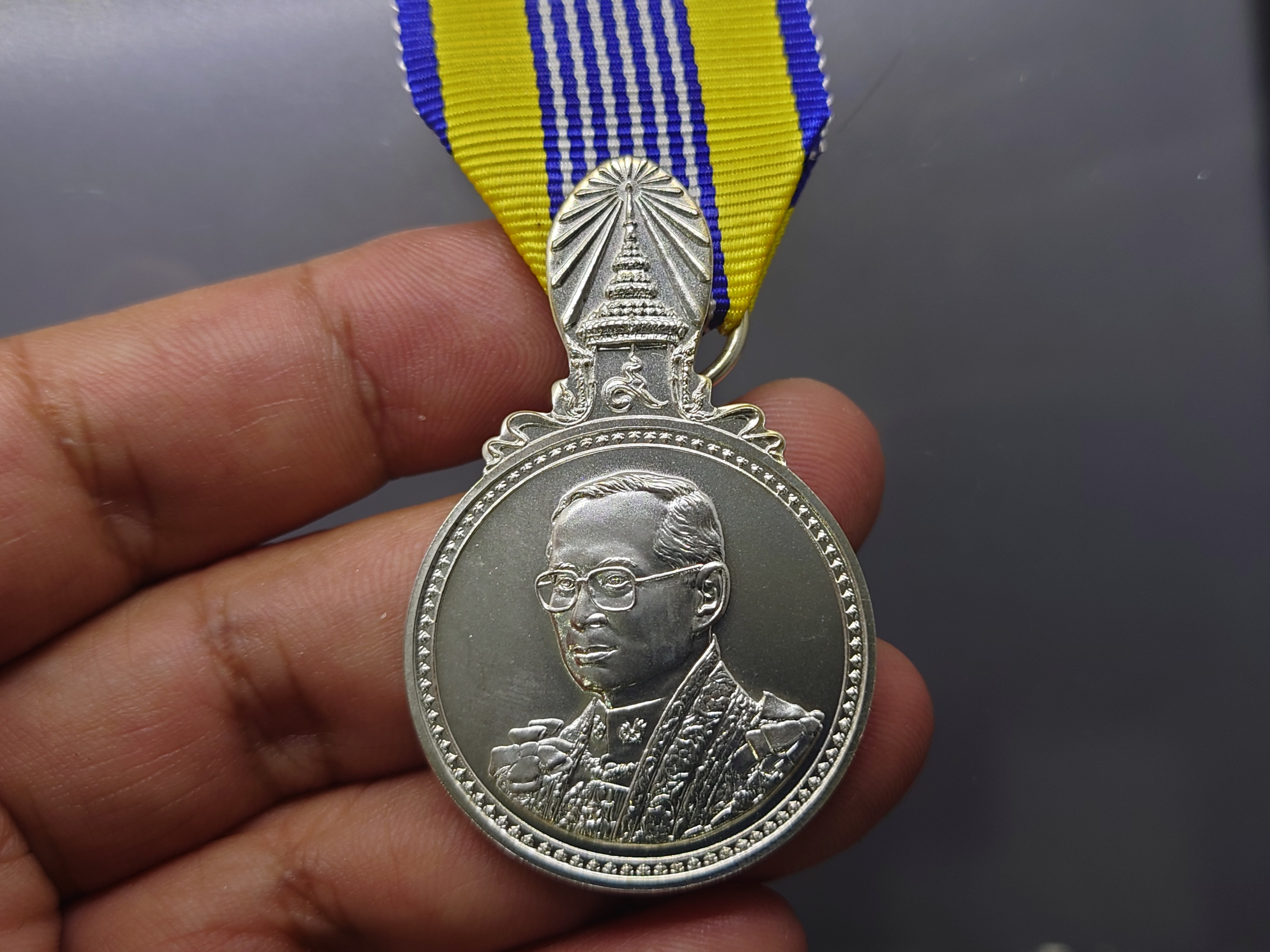 เหรียญที่ระลึกเฉลิมพระเกียรติ เนื่องในพระราชพิธีมหามงคลเฉลิมพระชนมพรรษา 7 รอบ ร9 เนื้อเงิน พร้อมแพร พ.ศ.2554 (แบบชาย)