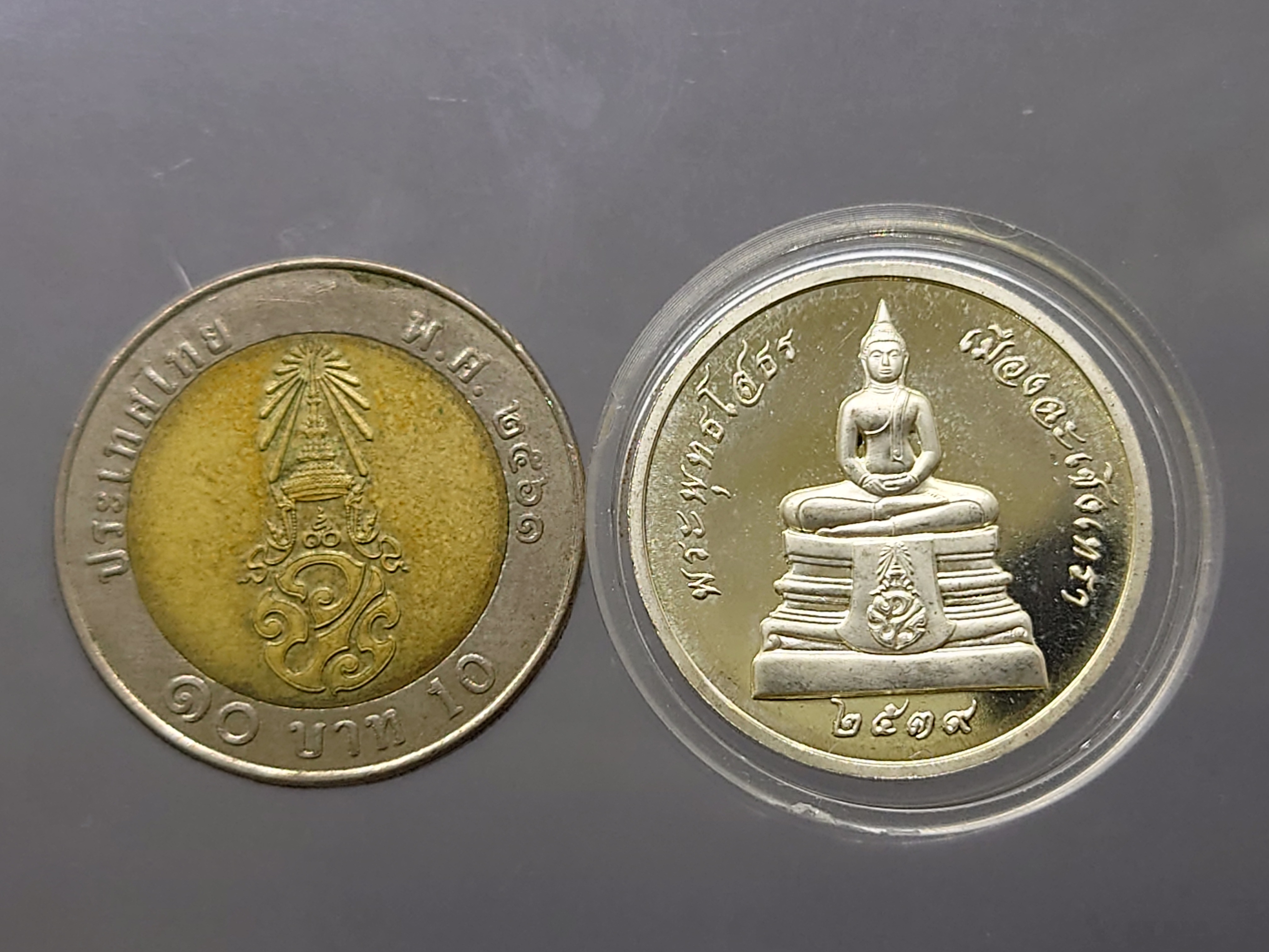 พระพุทธโสธร รุ่นสร้างพระอุโบสถ เนื้อเงิน (พิมพ์ใหญ่).ขนาด 2.5 เซน ปี 2539 พร้อมกล่องเดิม ฝากล่องชำรุด