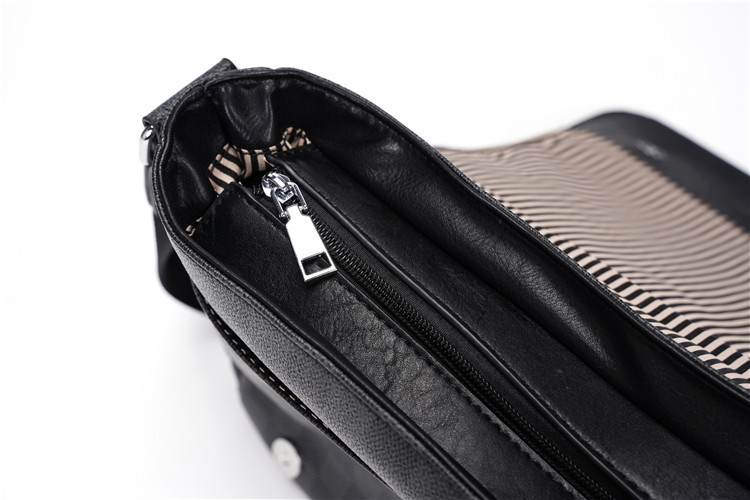 กระเป๋าสะพายข้างผู้ชาย กระเป๋าหนังผู้ชาย รหัส A023