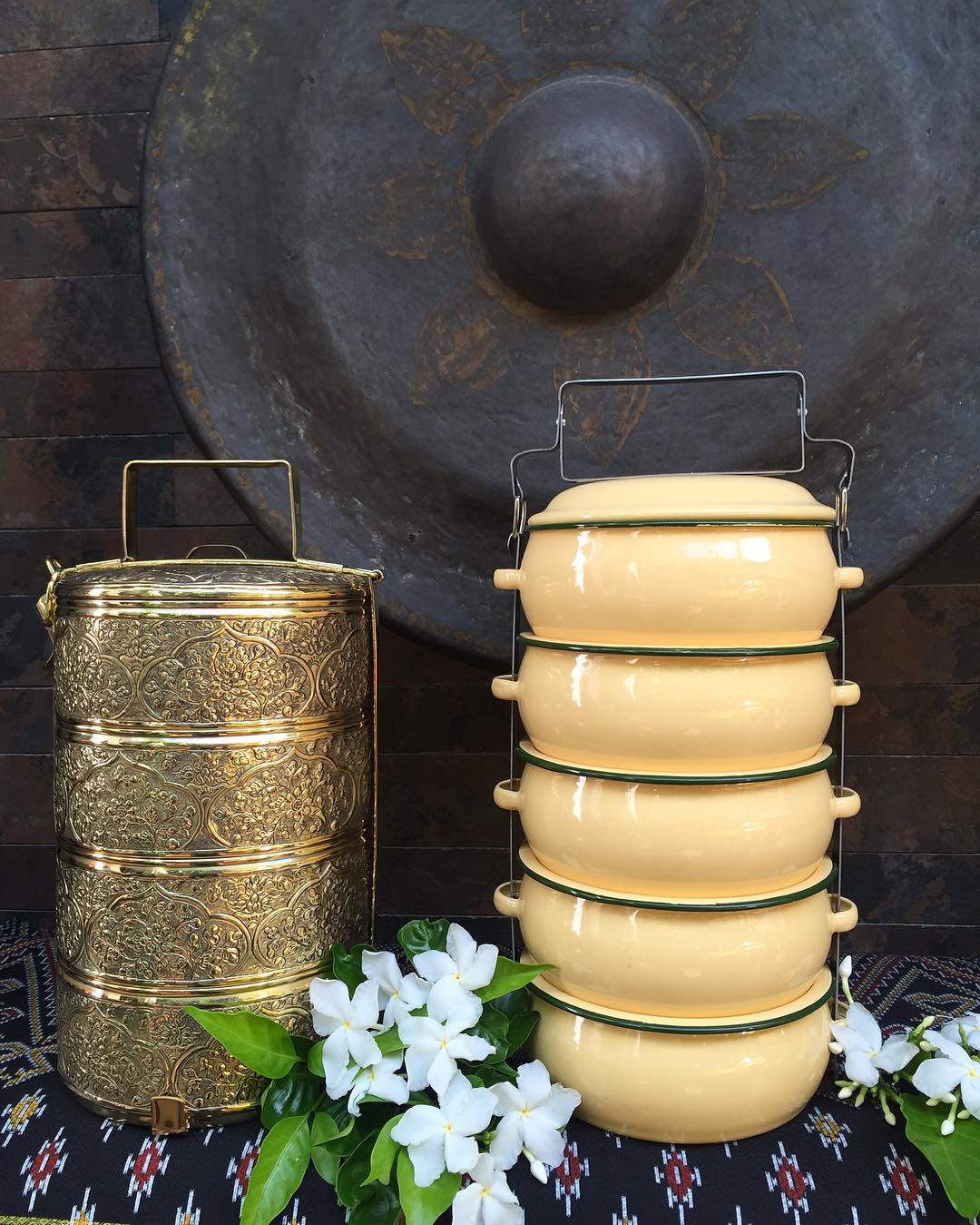 ปิ่นโตทองเหลืองโบราณ 4 ชั้น ลาย พันธุ์พฤกษา สลักลาย สีทองบวบ เครื่องทองเหลือง