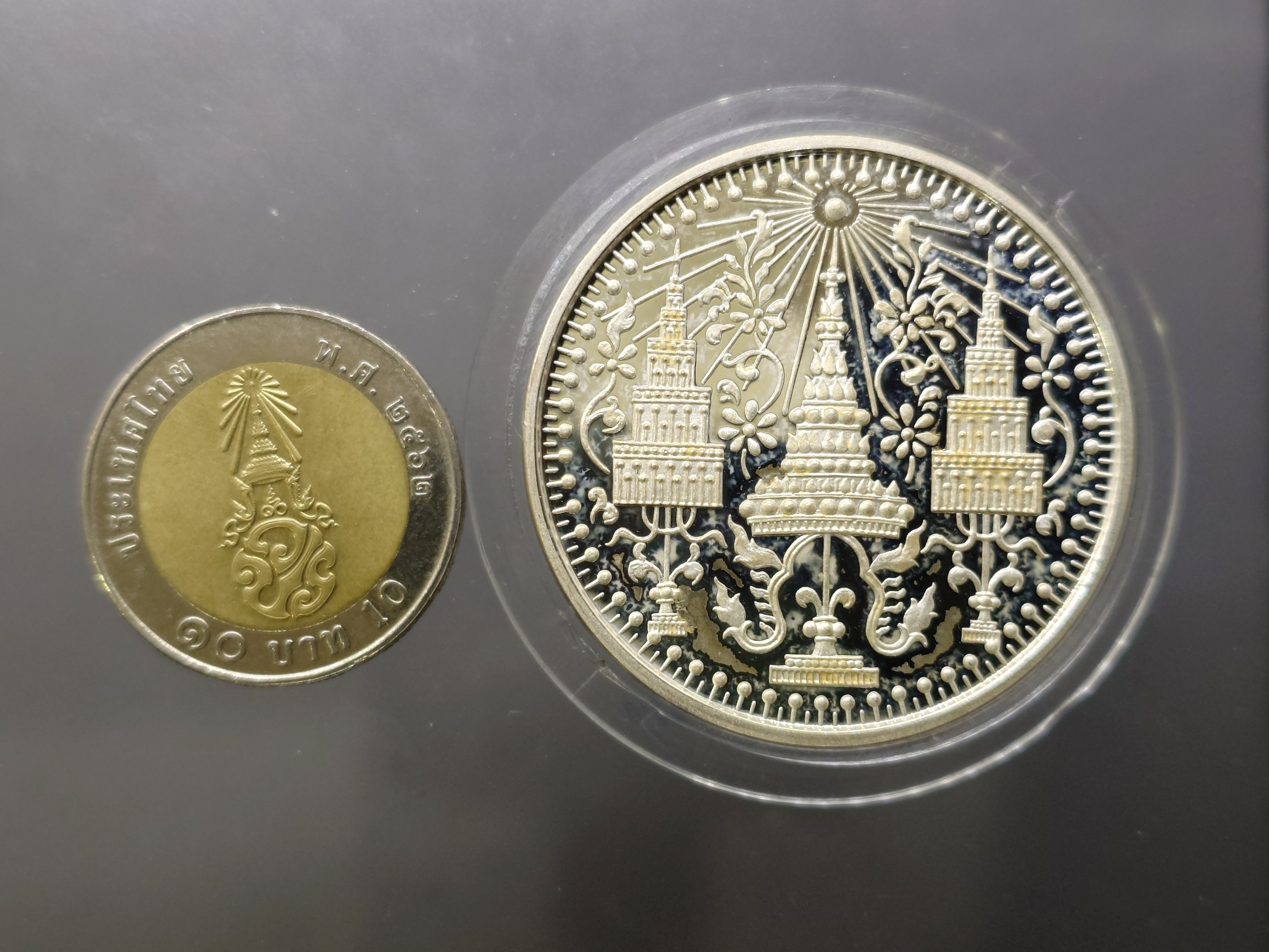 พระแก้วมรกตเครื่องทรง 3 ฤดู พระจอมเกล้าๆ เนื้อเงินขัดเงา ขนาด 4 ซ.ม.ปี2538 พร้อมกล่องเดิม