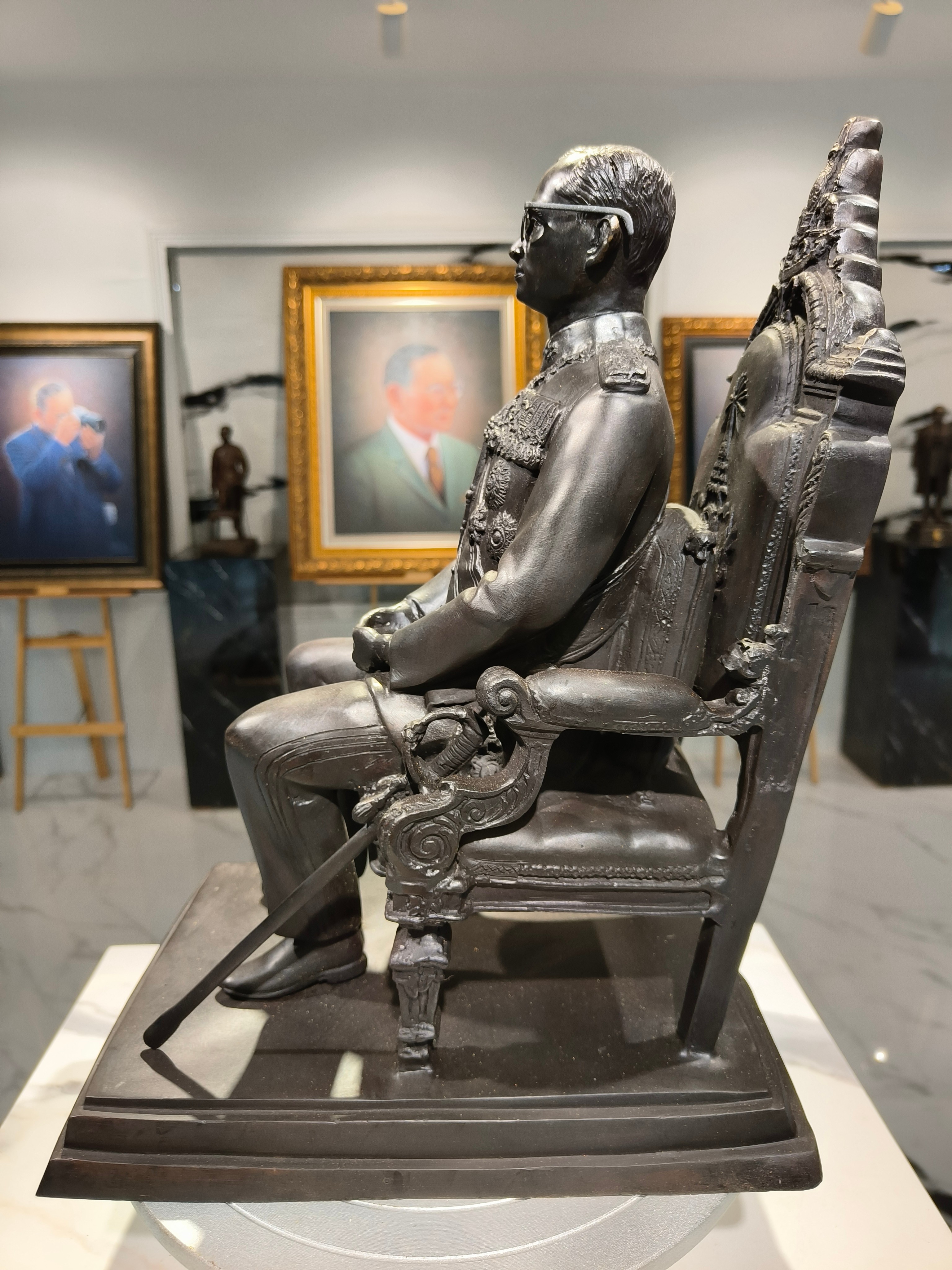 รูปหล่อ ในหลวง รัชกาลที่ 9 ร.9 นั่งบัลลังก์ หน้าตัก 9 นิ้ว สมโภชพระอารามหลวงครบ 229 ปี วัดอรุณราชวราราม (2539-2540)