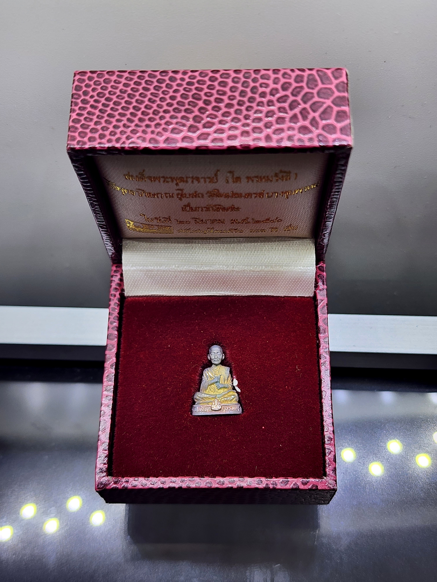 สมเด็จพระพุฒาจารย์(โต พรหมรังสี)ลอยองค์ เนื้อเงิน 3K พิมพ์เล็ก สูง 1.6 เซ็น วัดใหม่อมตรส บางขุนพรหม พ.ศ.2540 พร้อมกล่องเดิม