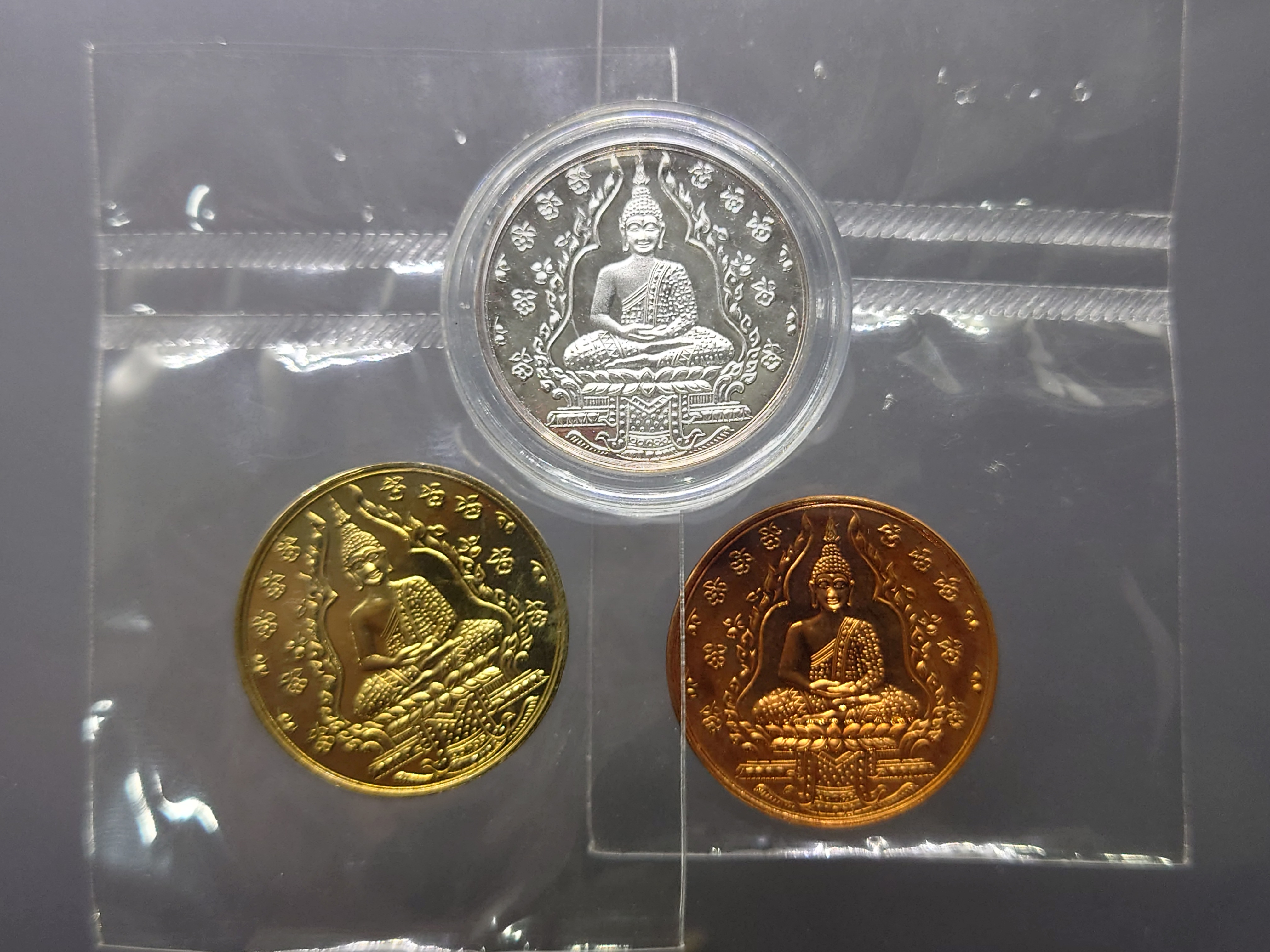 พระแก้วมรกต รุ่น2 (ครบชุด เนื้อเงิน อัลปาก้า ทองแดง ขัดเงา) สร้างโดยสำนักพระราชวัง พิธีพุทธาภิเษก ณ วัดพระศรีรัตนศาสดาราม ปี 2547 ไม่ผ่านใช้ ตลับเดิม ซองเดิม