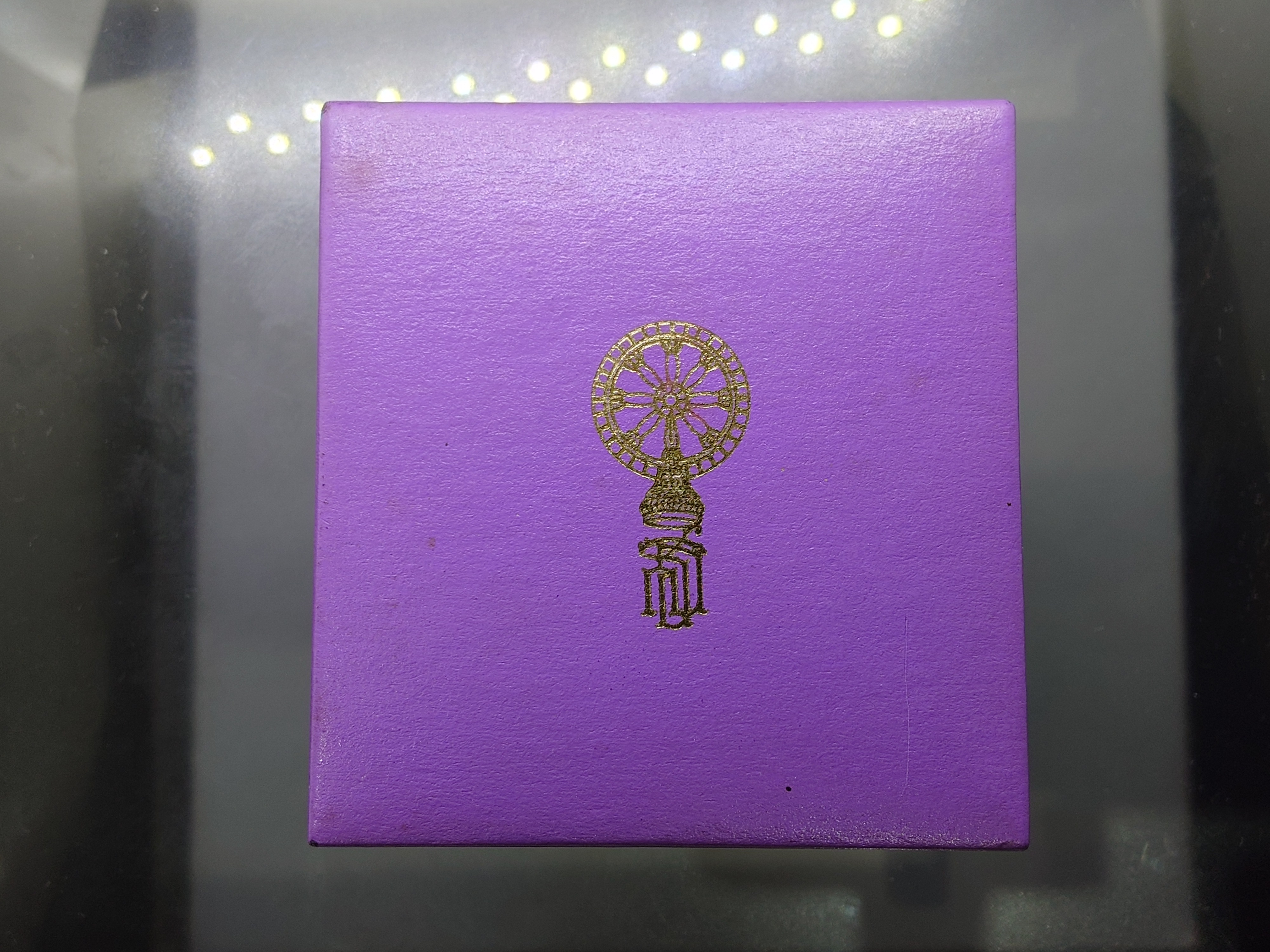 พระพุทธชินราช รุ่นเฉลิมพระเกียรติ หลัง ส.ธ. เนื้อเงิน 99.99% สามกษัตริย์ มูลนิธิสิรินธรราชวิทยาลัย สร้าง พุทธาภิเษก ณ มหาวิหารพระพุทธชินราช ปี2539 พร้อมกล่องเดิม