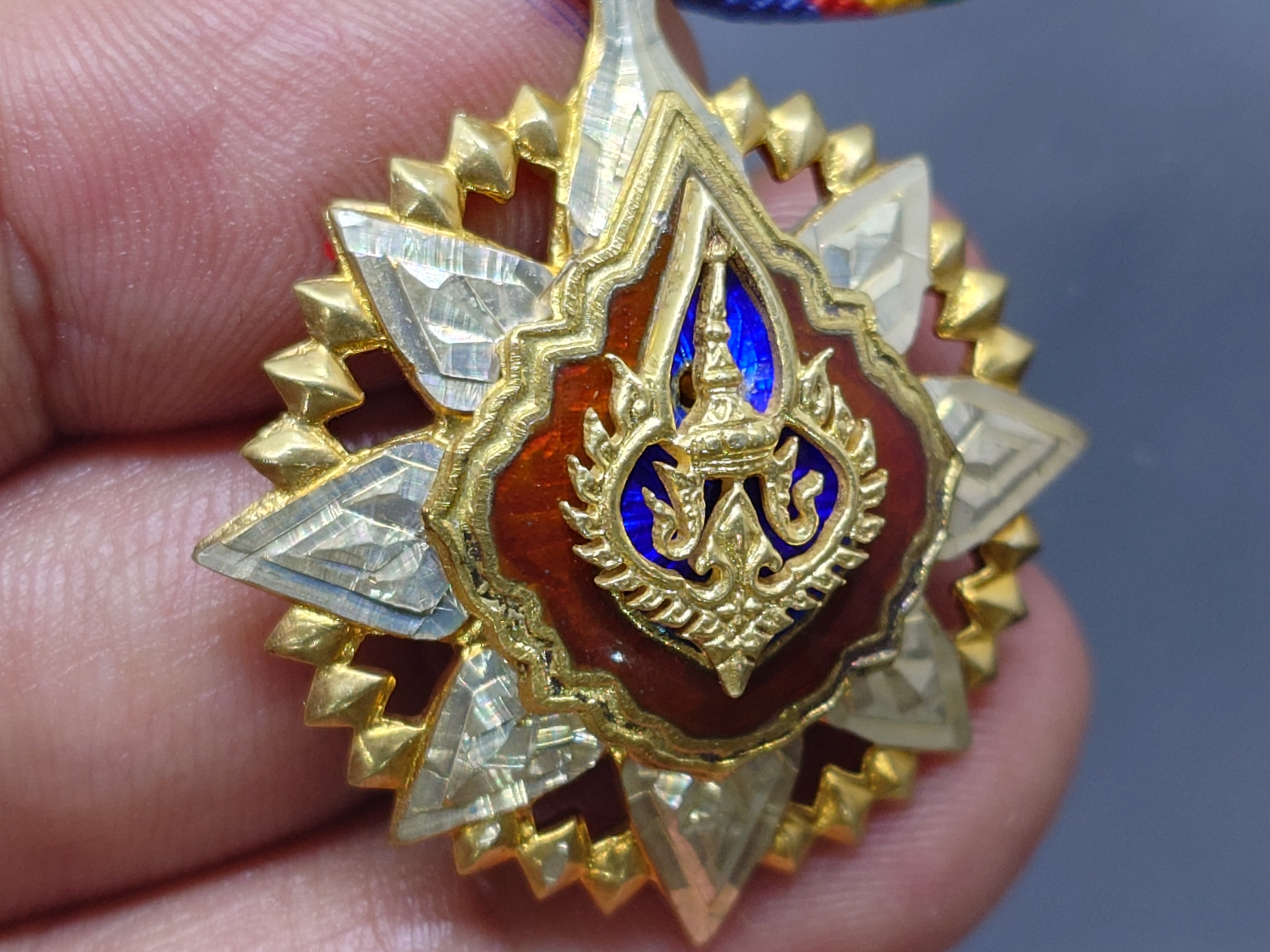 เครื่องราชอิสริยาภรณ์ มงกุฏไทย เนื้อเงินลงยา พร้อมกล่องเดิม