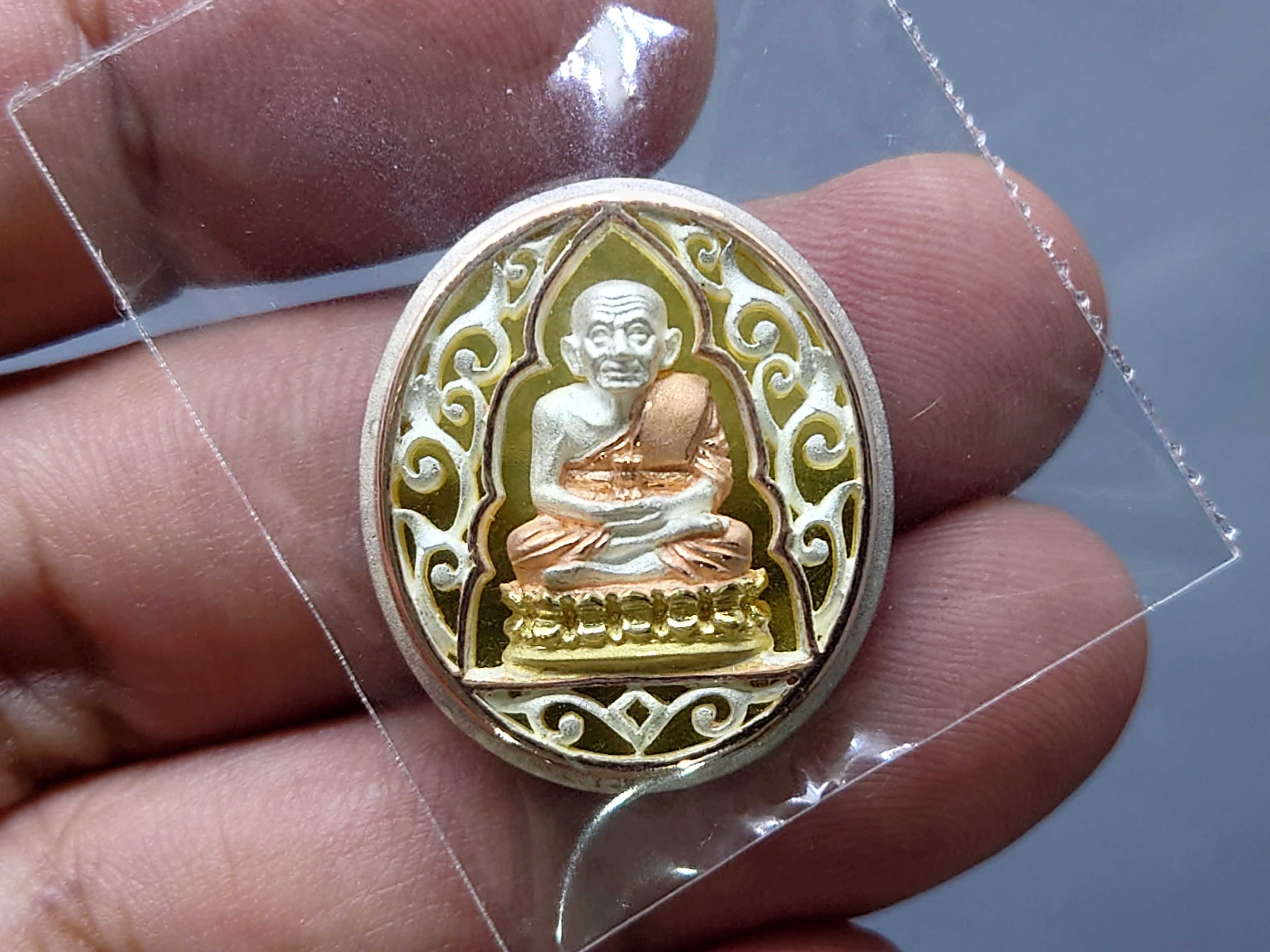 เหรียญหลวงปู่ทวด เนื้อเงิน 3 K รุ่นมงคลบารมี วัดประสาทบุญญาวาส พ.ศ.2545 พิมพ์วงรี รูปไข่ ขนาดสูง 2.5 ซ.ม. พร้อมกล่องเดิม