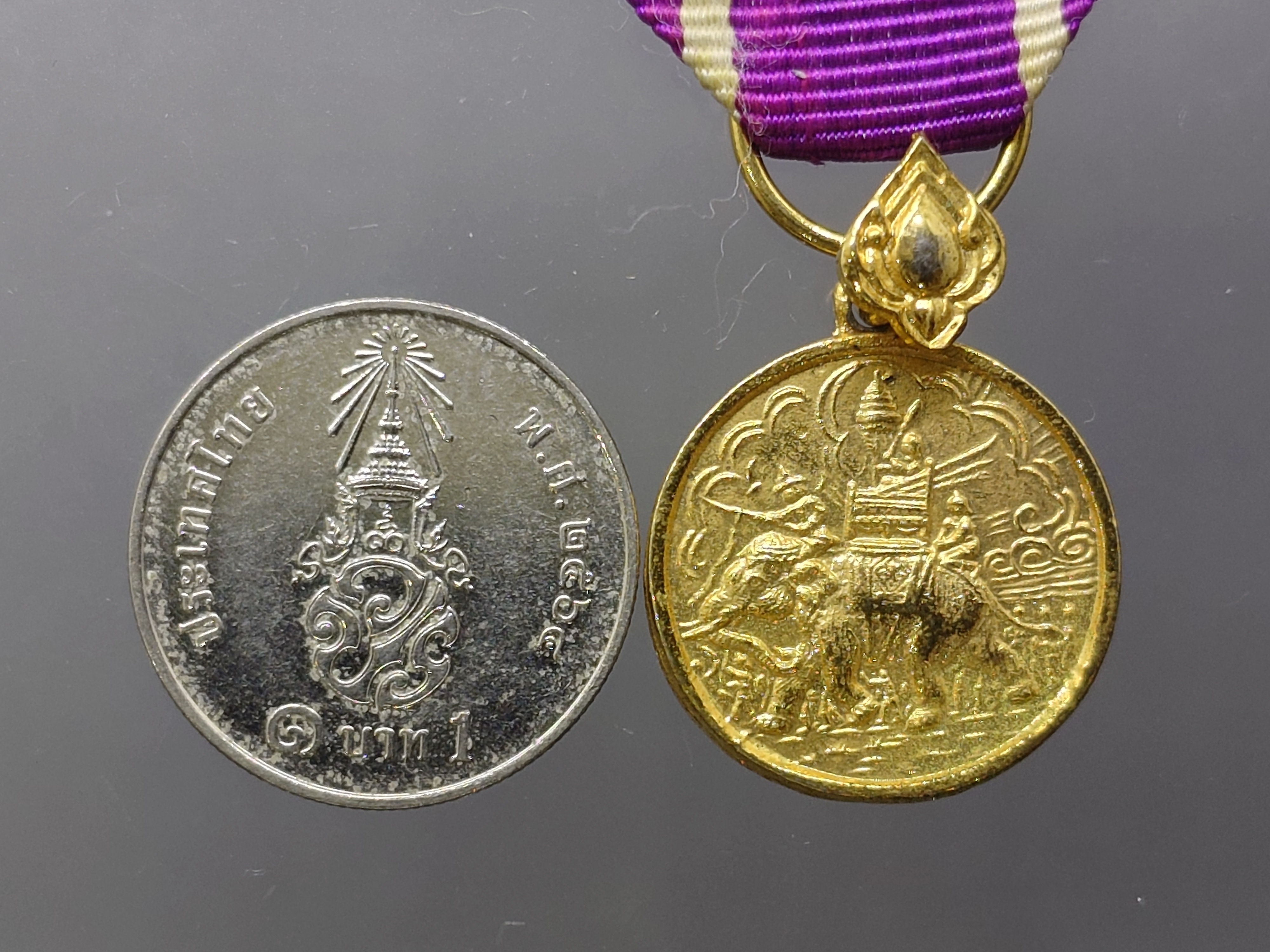 เหรียญราชการชายแดน แบบย่อ หายาก กาหลั่ยทอง พร้อมแพร