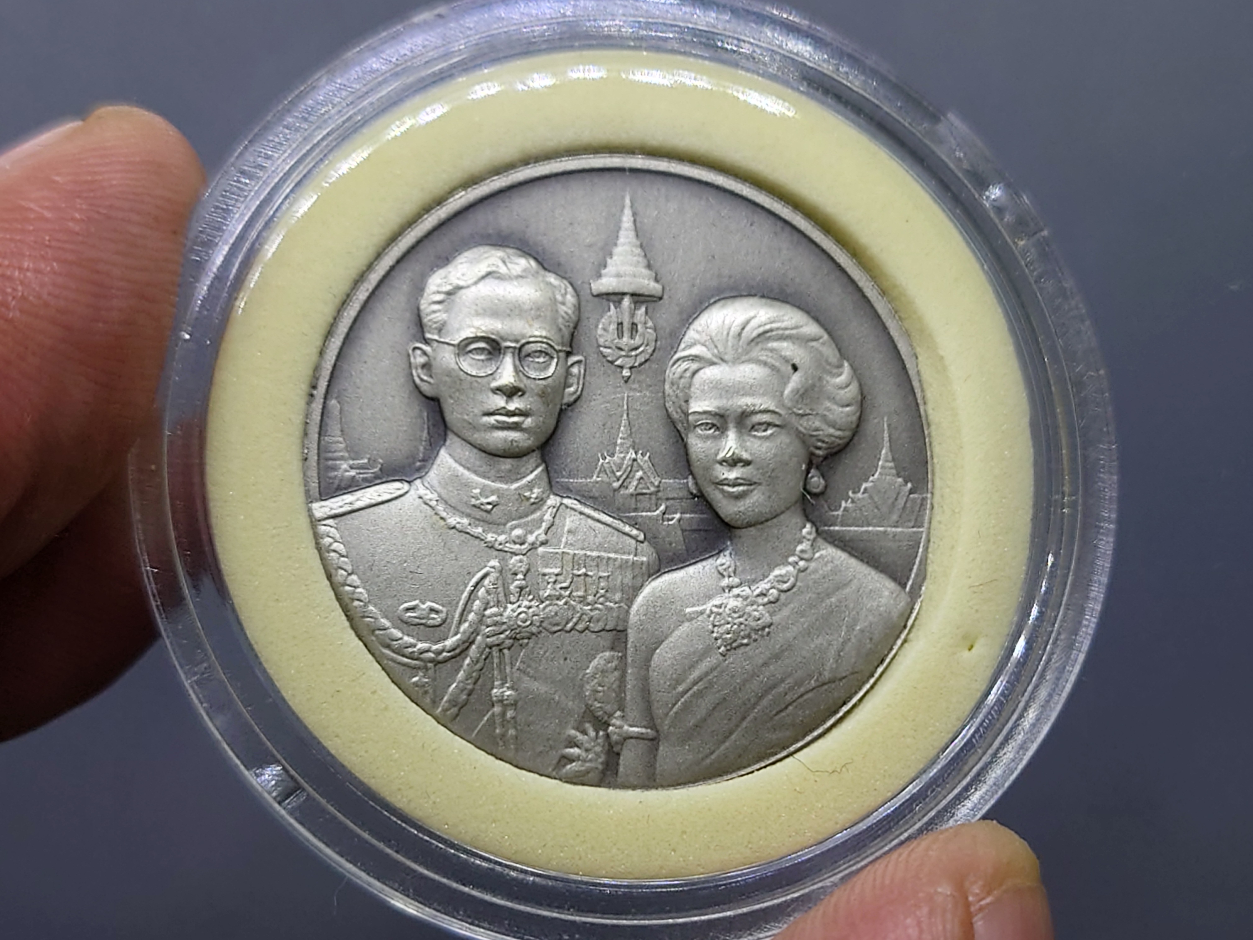 เหรียญที่ระลึก 50 ปี พระบรมราชาภิเษกสมรส เนื้อเงินรมดำ ปี2543 พร้อมใบเซอร์ กล่องหนัง