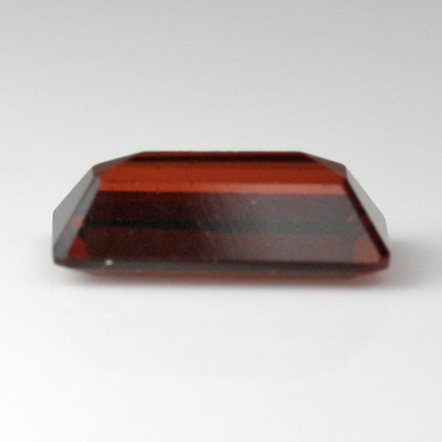 โกเมนสีแดงหรืออัลมันไดท์ (Almandite Garnet) 1.60 กะรัต รูปร่างสีเหลี่ยมตัดมุม