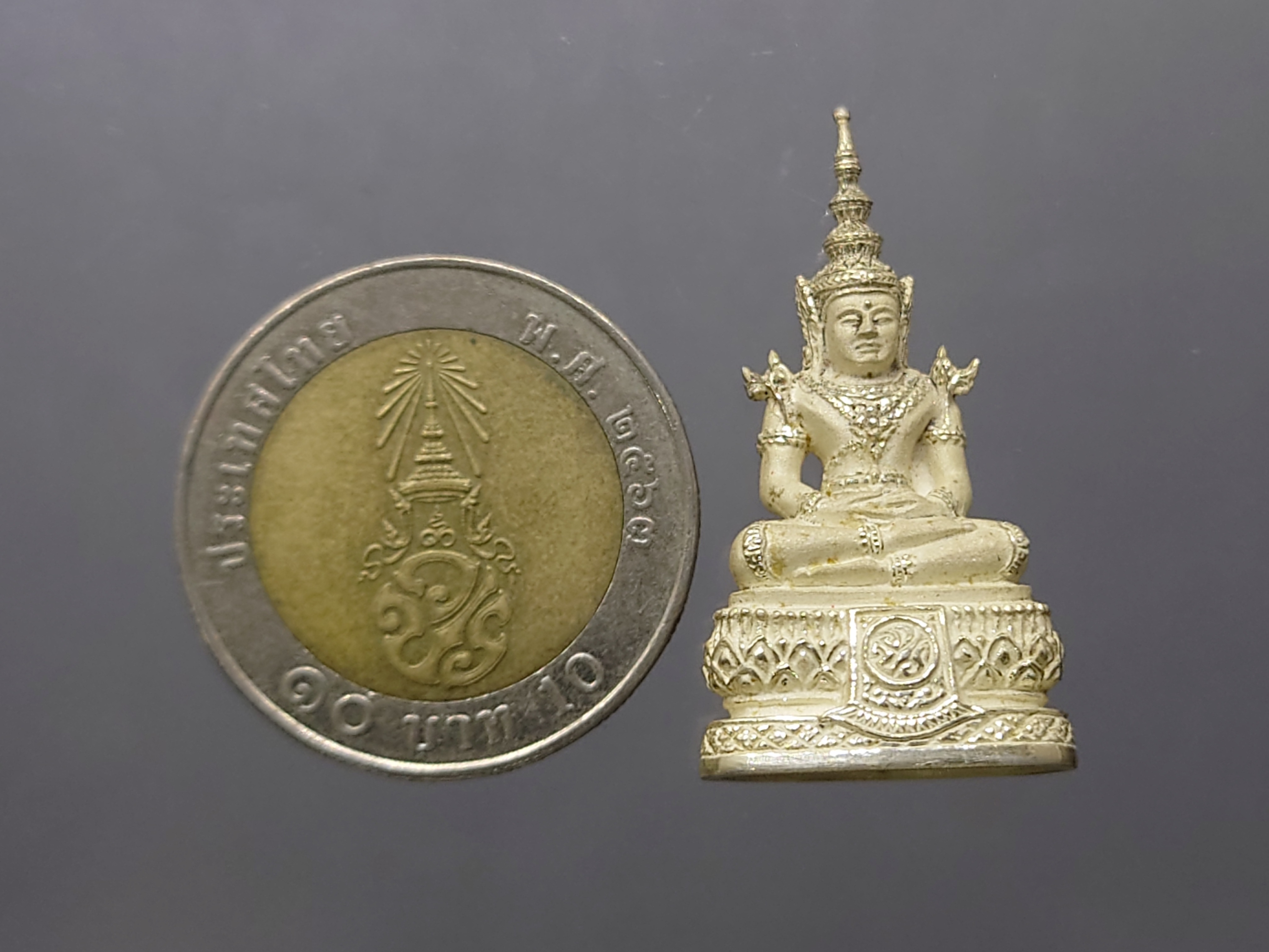 พระแก้ว 75 พรรษา รัชกาลที่9 เนื้อเงิน พิมพ์ใหญ่ ขนาดสูง 3.7 เซน ปี2545 พร้อมกล่องเดิม