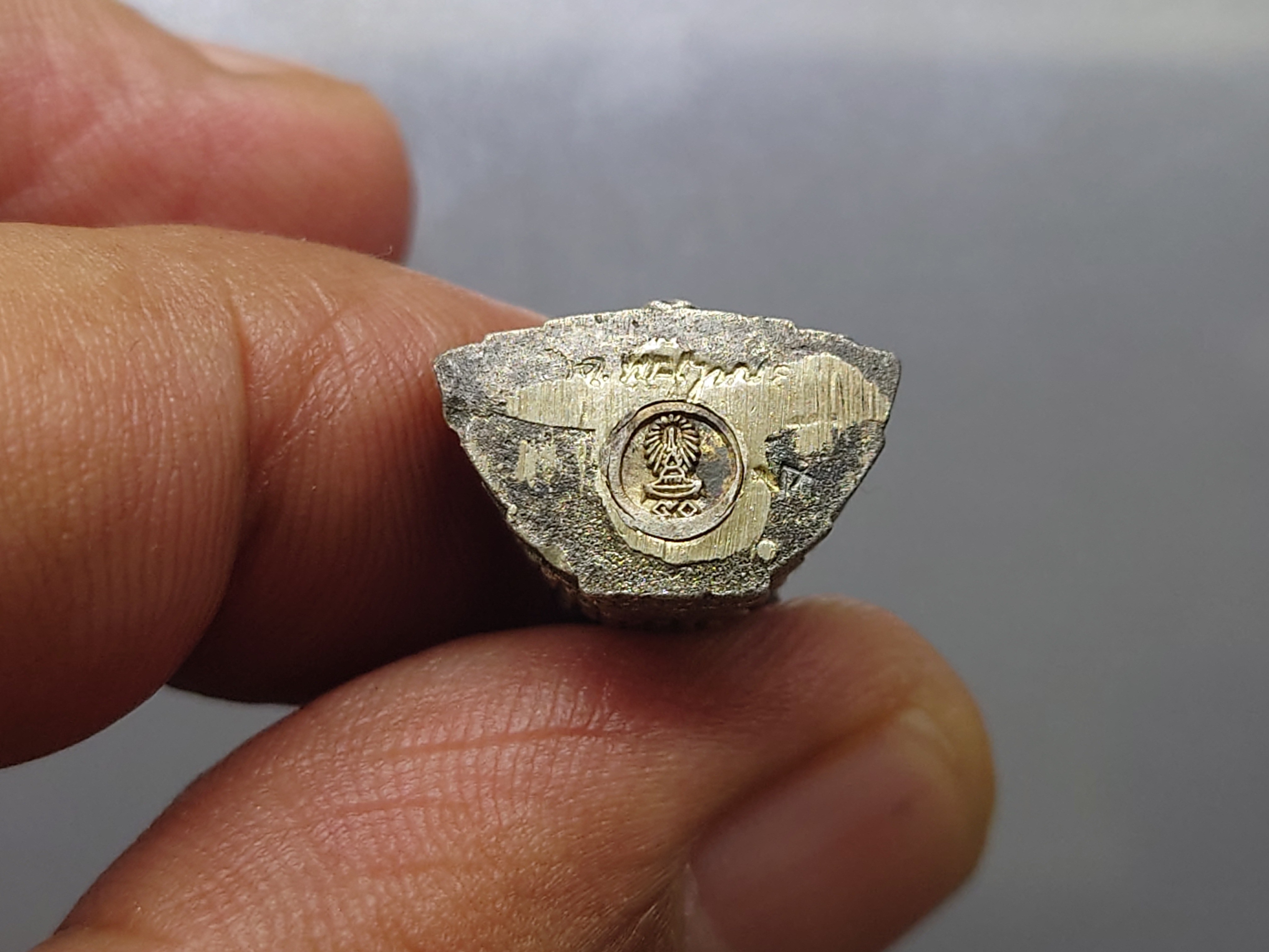 พระกริ่งพระพุทธชินสีห์ ภปร ทันโตเสฏโฐ เนื้อเงิน ใต้ฐานเจาะใส่ผงพระทนต์ในหลวง(ฟัน)และผงจิตรลดา พ.ศ.2533 พร้อมกล่องเดิม