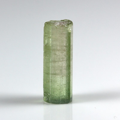 **ขายแล้ว**ผลึกทัวร์มาลีน (Tourmaline Crystal) 5.77 กะรัต สีเขียว เป็นแท่งรูปร่างดี