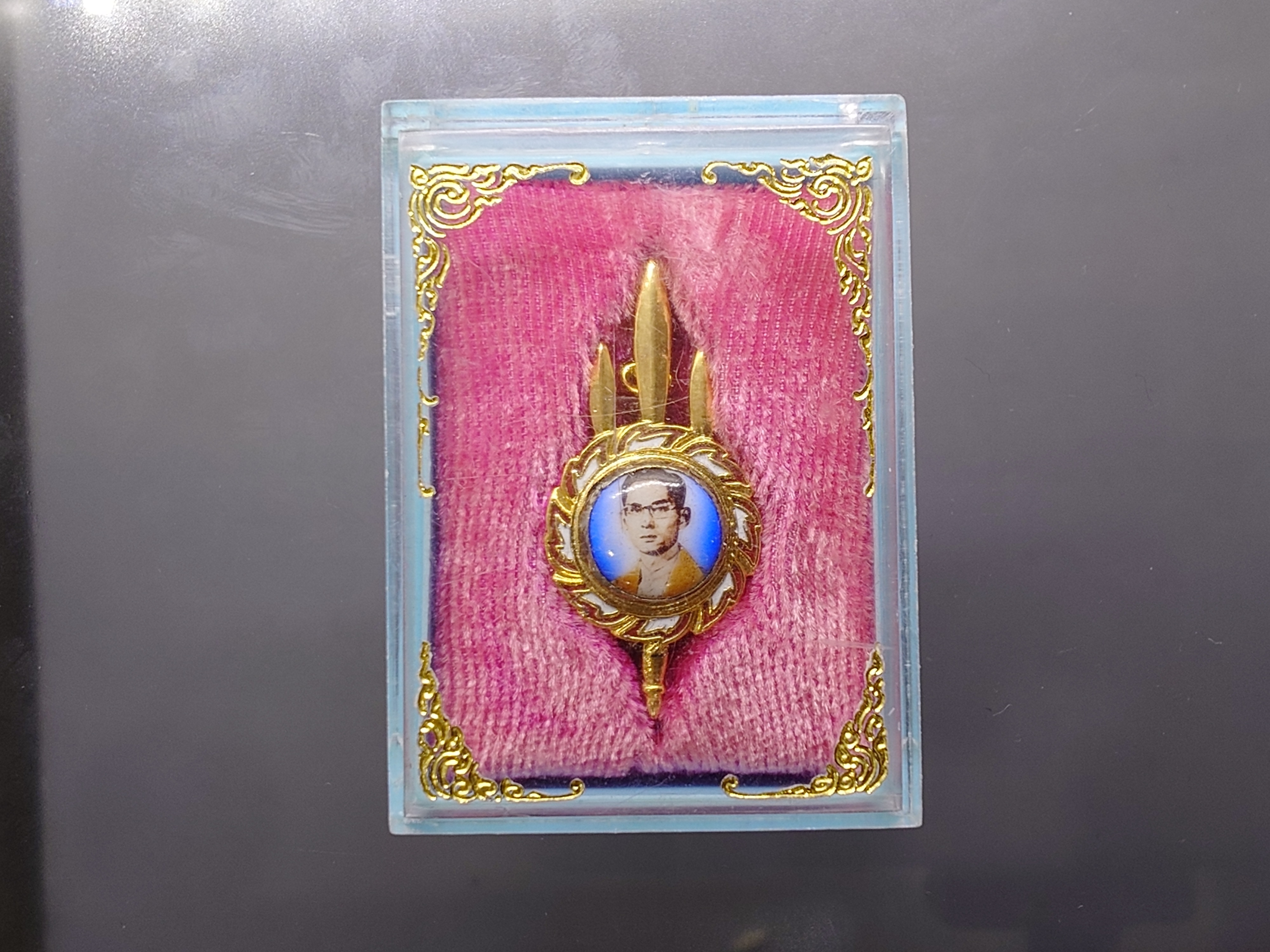 เข็มกลัดตรีเพชร หลังลายเซ็น " ภูมิพลอดุลยเดช" ในหลวง ร.9 ออก วัดบวรนิเวศวิหาร ปี 2530 พล้อมตลับเดิม