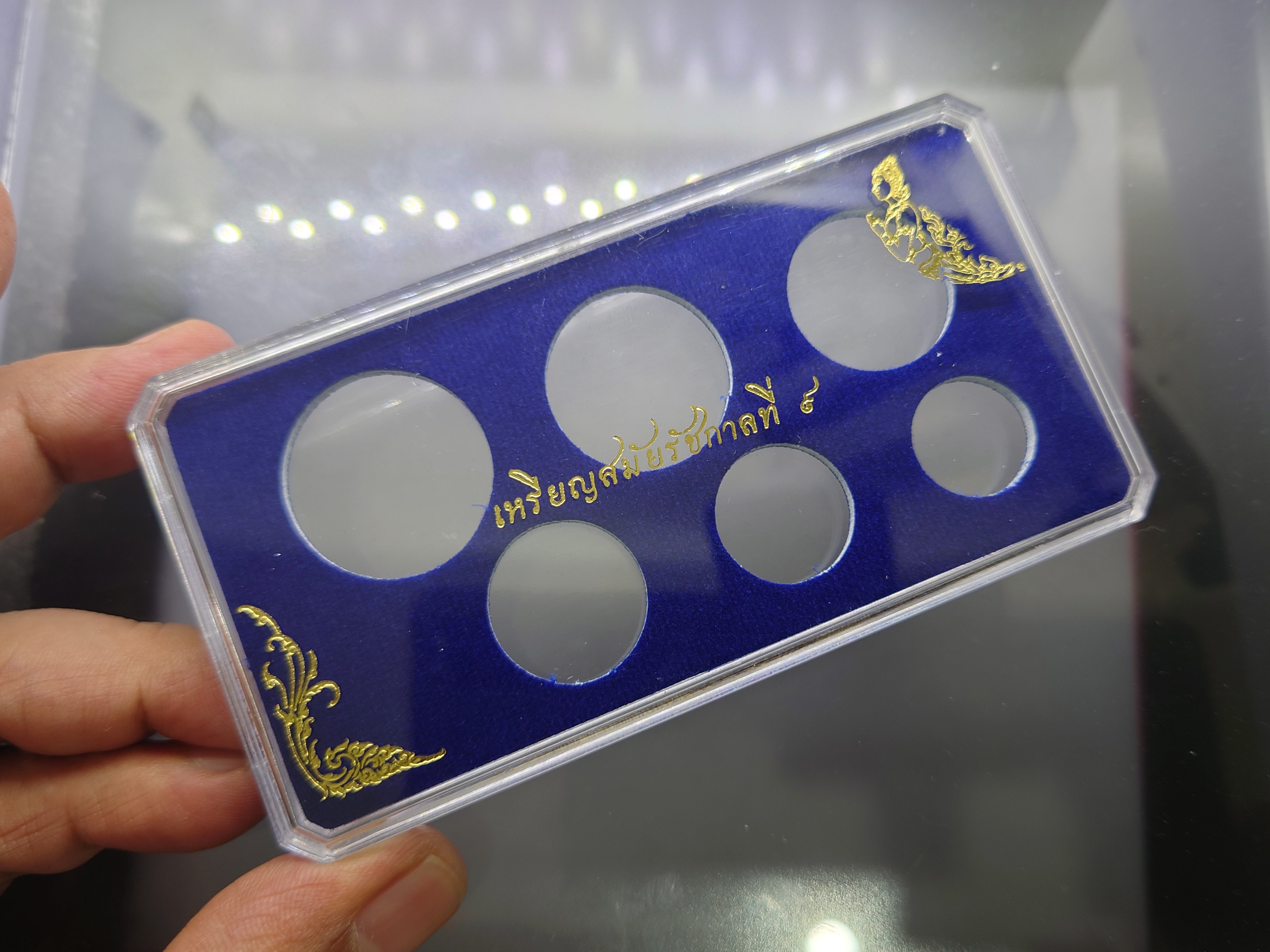 ตลับ ทรงสี่เหลี่ยม ใส่เหรียญหมุนเวียน รัชกาลที่9 (6ช่อง) ใส้บังคับเหรียญกำมะหยี่