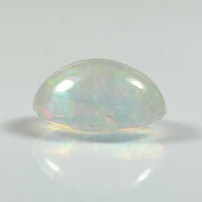 **ขายแล้ว**โอปอลขาว (Opal) 3.88 กะรัต สีขาวนวล มีเหลือบเล่นสี