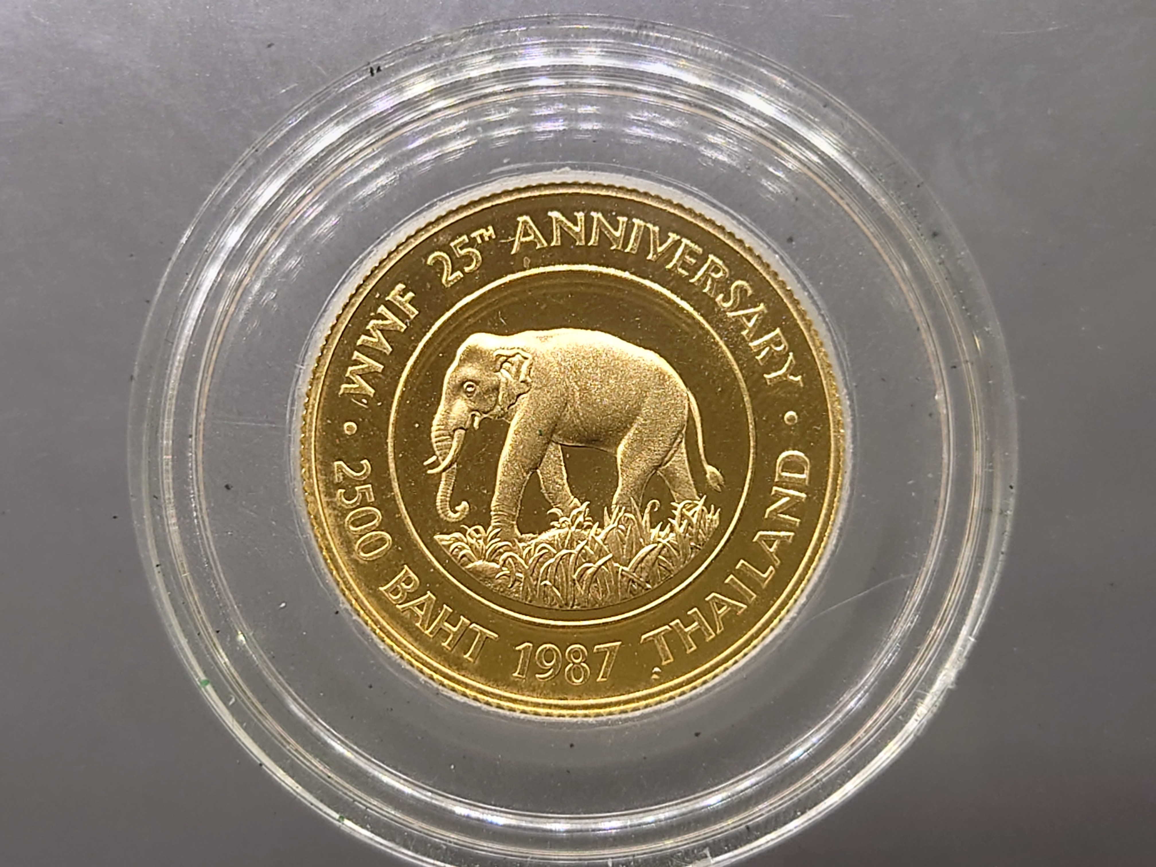 เหรียญทองคำขัดเงา(หนัก 16 กรัม)เหรียญ 2500 บาท ที่ระลึก 25 ปี ของกองทุนคุ้มครองสัตว์ป่าแห่งโลก พ.ศ.2530 พร้อมกล่องเดิมใบเซอร์