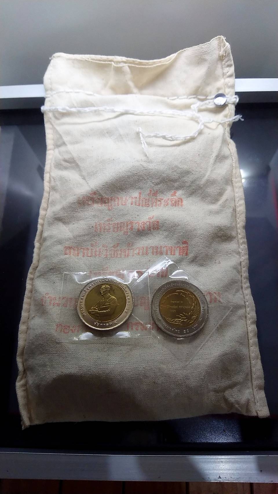 เหรียญยกถุง 100 เหรียญ เหรียญ 10 บาท สองสี ที่ระลึกวิจัยข้าวนานาชาติ ปี 2539 ไม่ผ่านใช้