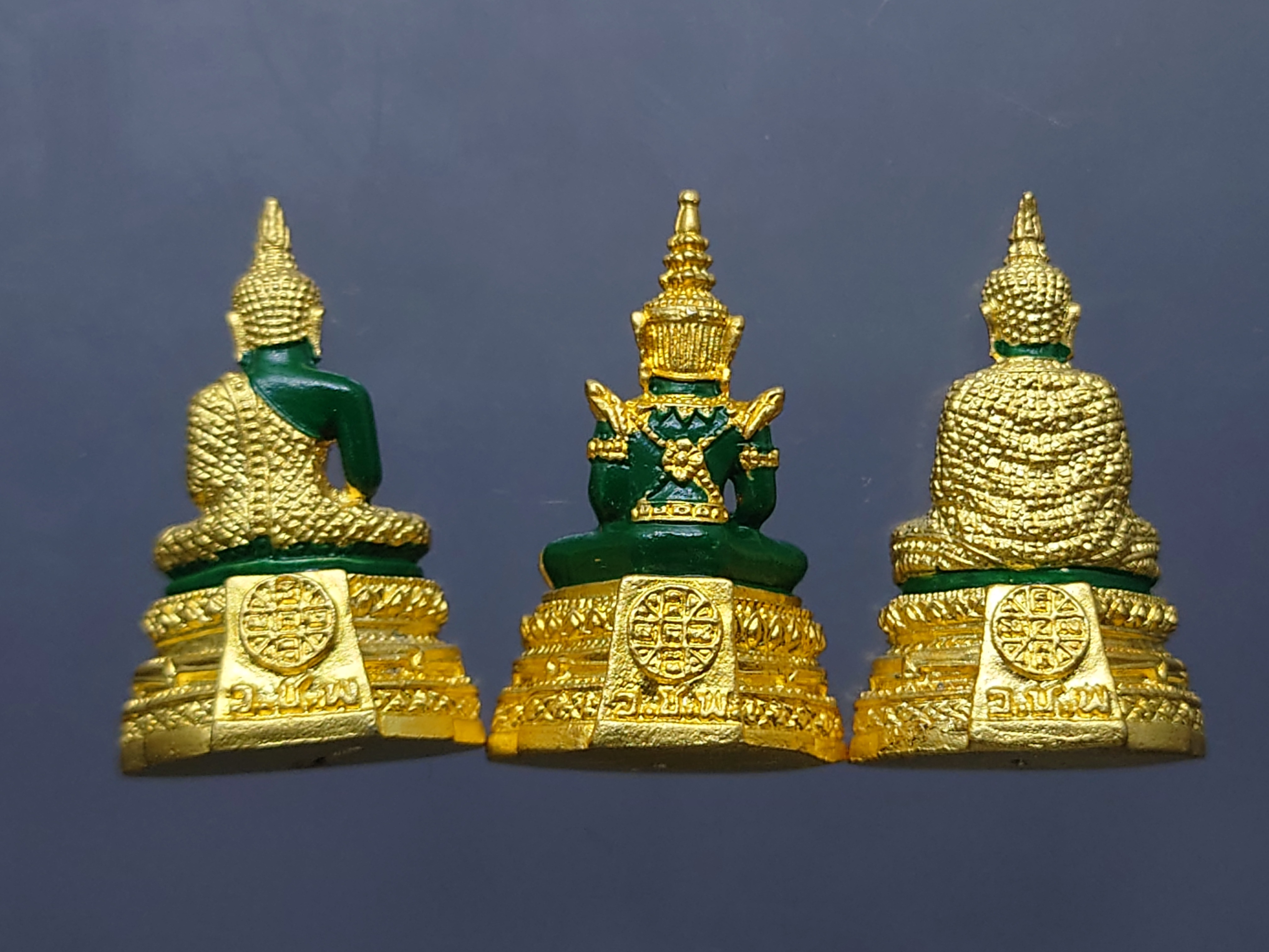 พระแก้วมรกต 3 ฤดู รุ่นเทอดพระเกียรติ เนื้อโลหะเคลือบเขียว เครื่องทรงชุบทอง มหาพุทธาภิเษก ณ วัดพระศรีรัตนศาสดาราม ปี2540 พร้อมกล่องเดิม หายาก นิยม