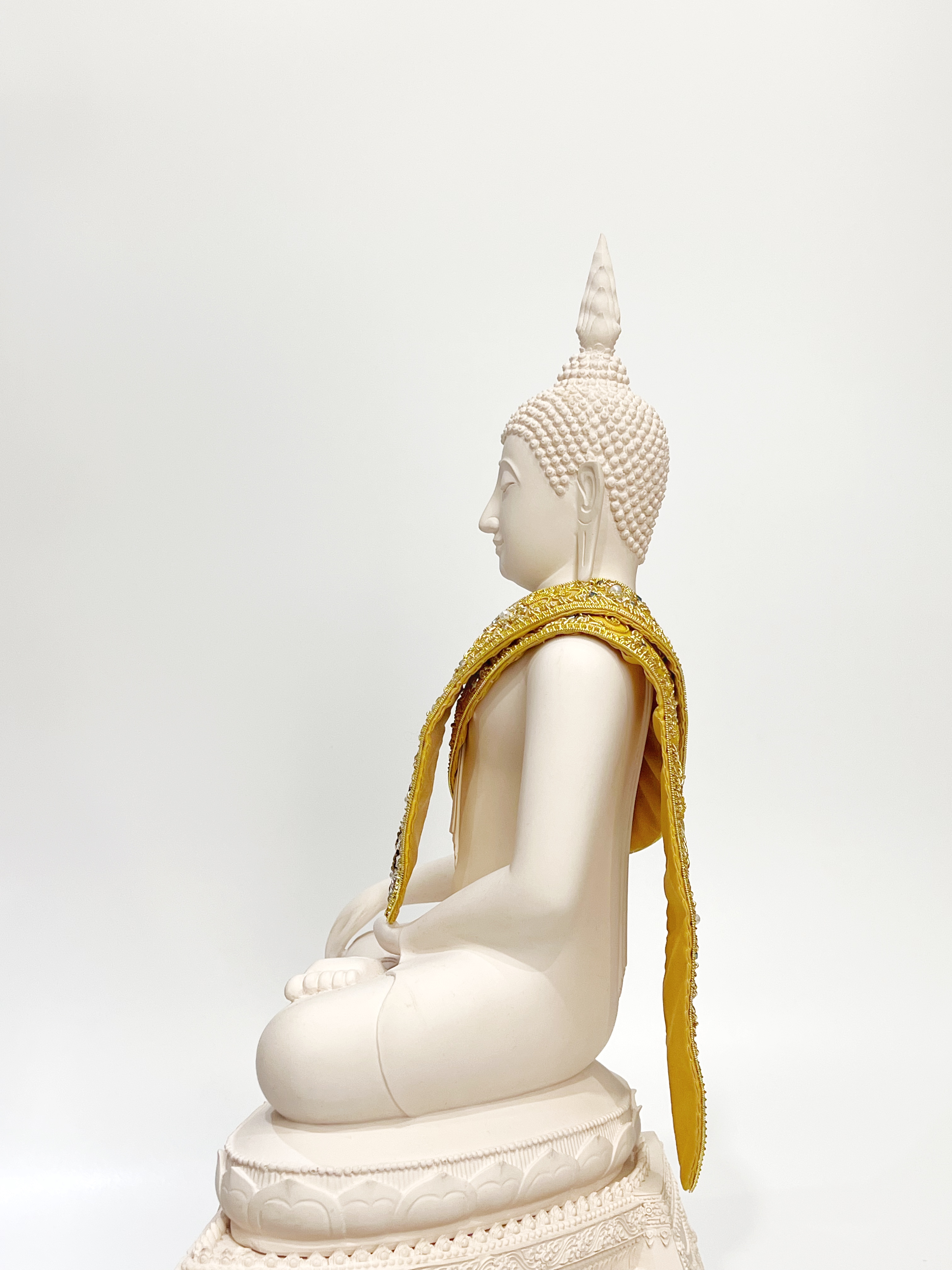 สังฆาฏิปักดิ้นทอง สำหรับพระพุทธรูป ขนาดหน้าตัก 9 นิ้ว ผ้าห่มทบ สีขาว ลายเคลือเถา
