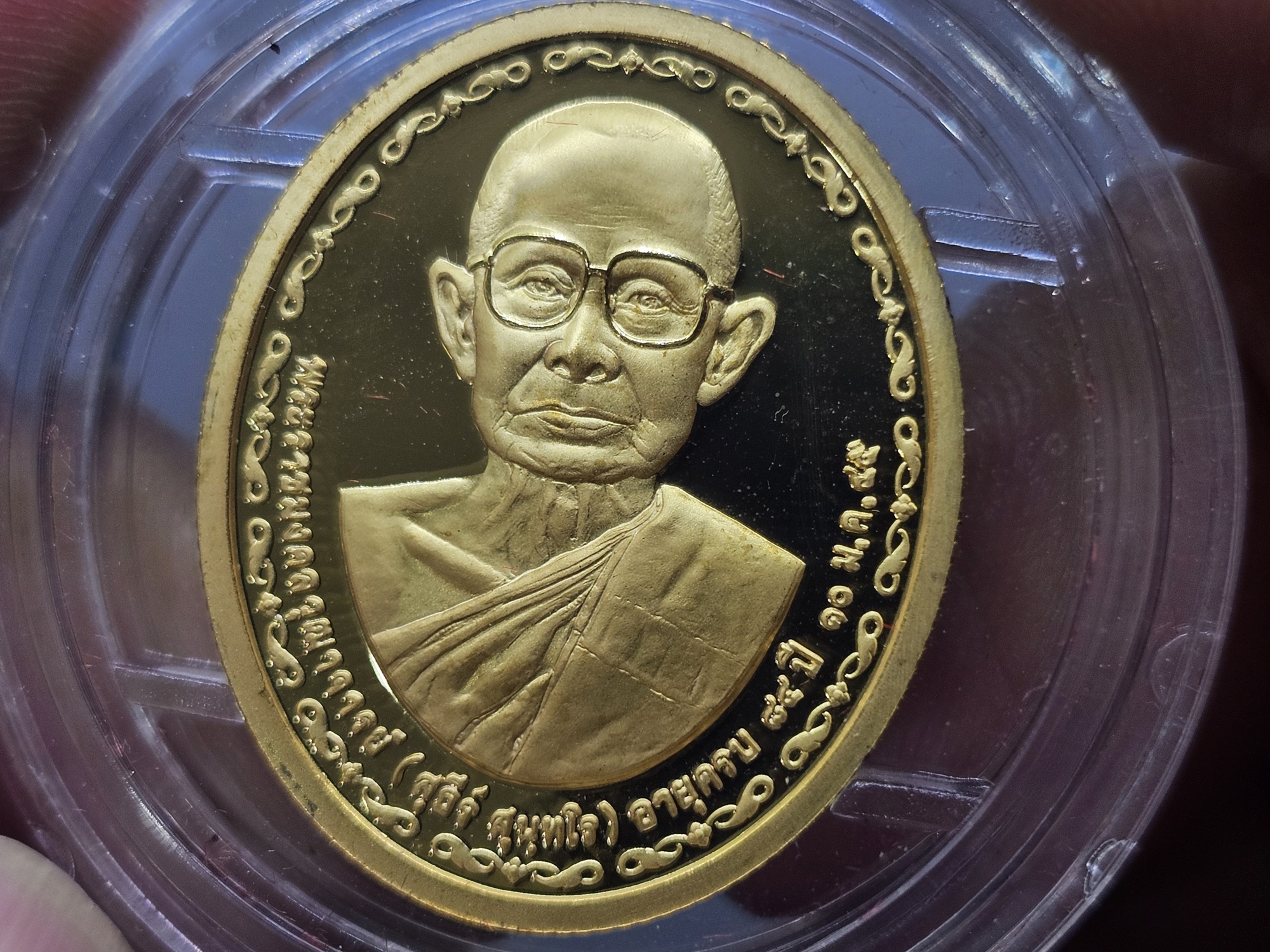 พระพุทธโสธร หลัง พระราชมงคลวุฒาจารย์ ( สุธีร์ สุนฺทโร ) อายุครบ 84 ปี วัดโสธรวรารามวรวิหาร พ.ศ.2545 เนื้อทองแดงขัดเงาชุบทอง พร้อมกล่องเดิม