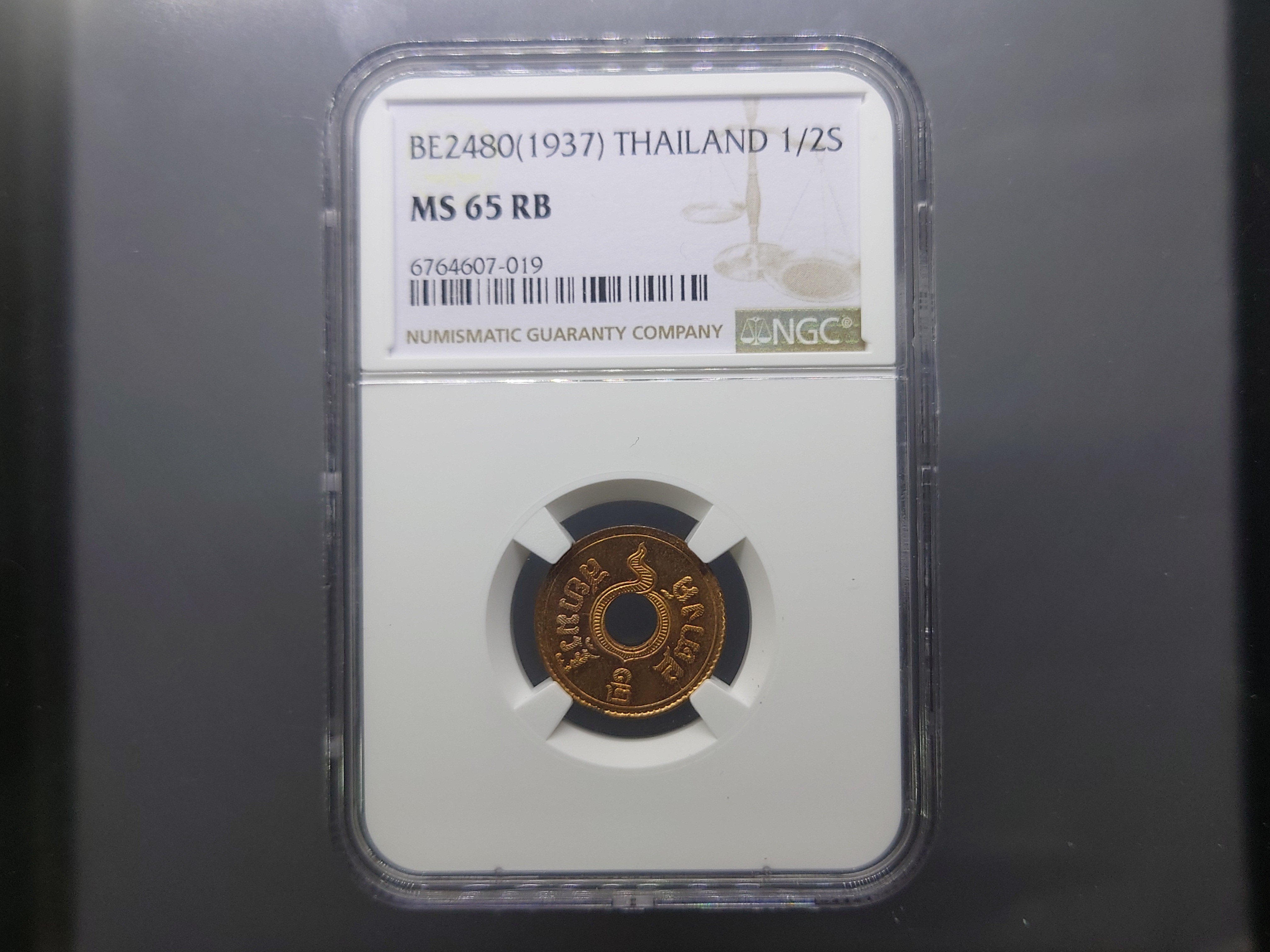 เหรียญเกรดดิ้ง เหรียญ 1/2 สตางค์ รู ทองแดง (เลขศูนย์ กลม) ปี 2480 ไม่ผ่านใช้ MS 65 RB NGC