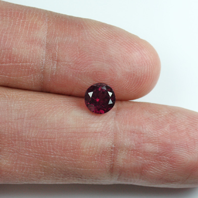 โกเมนสีแดงอมม่วงหรือโรโดไลท์ (Rhodolite Garnet) 1.25 กะรัต สีเข้ม รูปร่างกลม